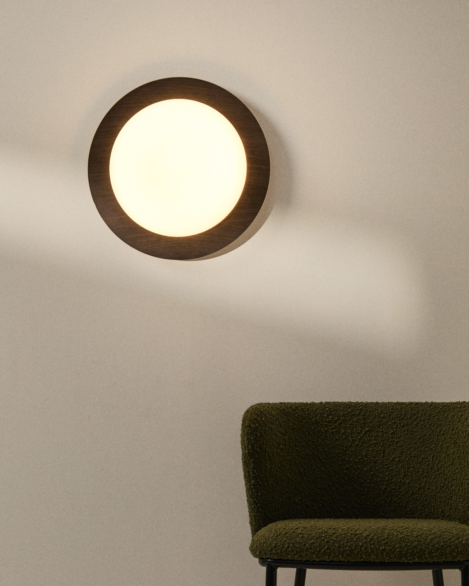 Plafonnier Novae en acier brossé effet bois foncé et verre dépoli Ø — Kave Home