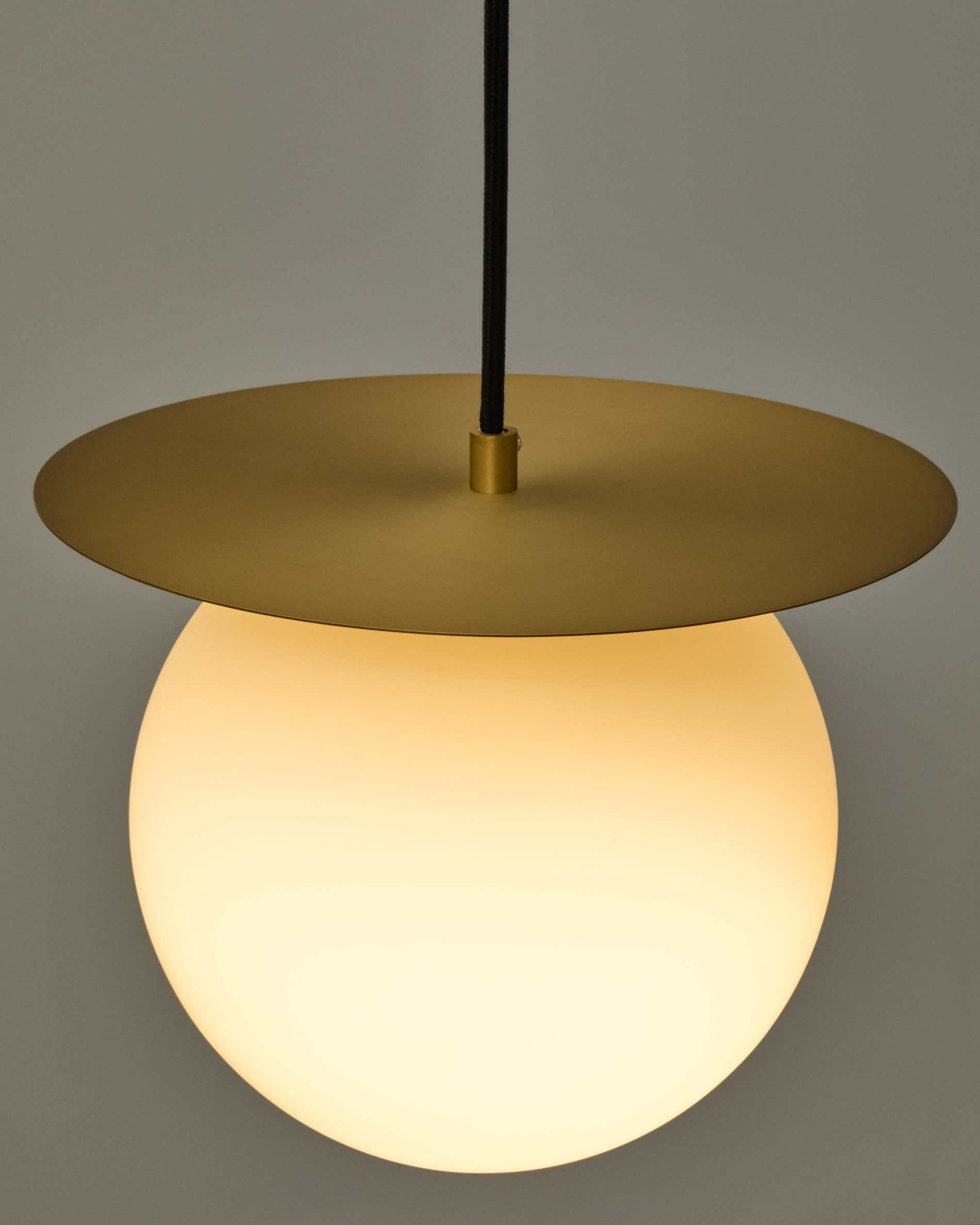 Brisia metal ceiling lamp with brushed brass finish and 1 frosted glass ball Ø20cm