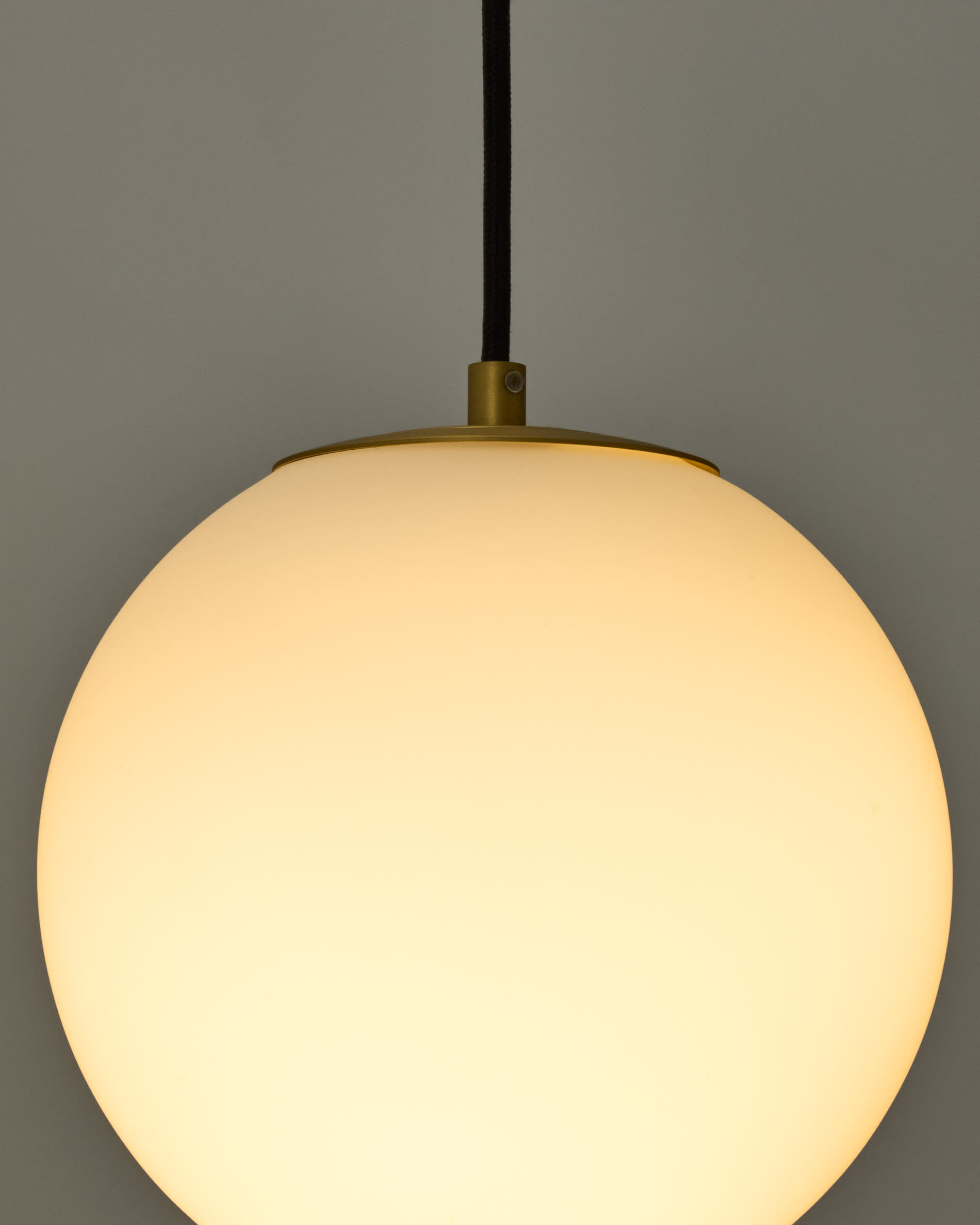 Brisia metal ceiling lamp with brushed brass finish and 1 frosted glass ball Ø15cm