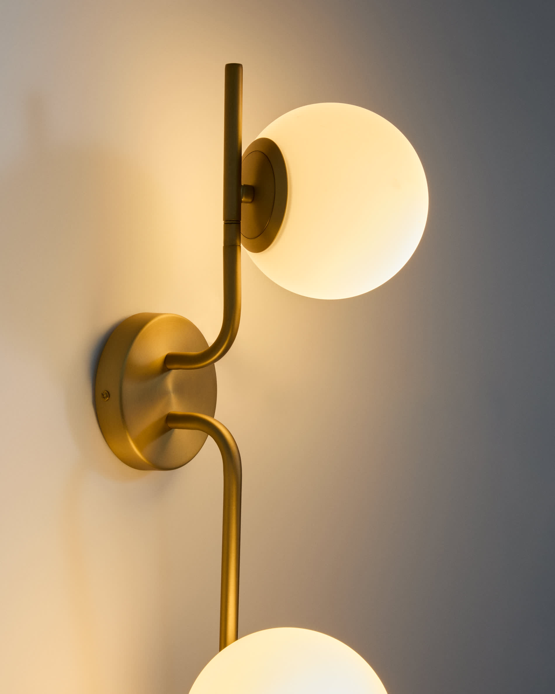 Brisia metal wall lamp with brushed brass finish and 2 frosted glass balls Ø15cm