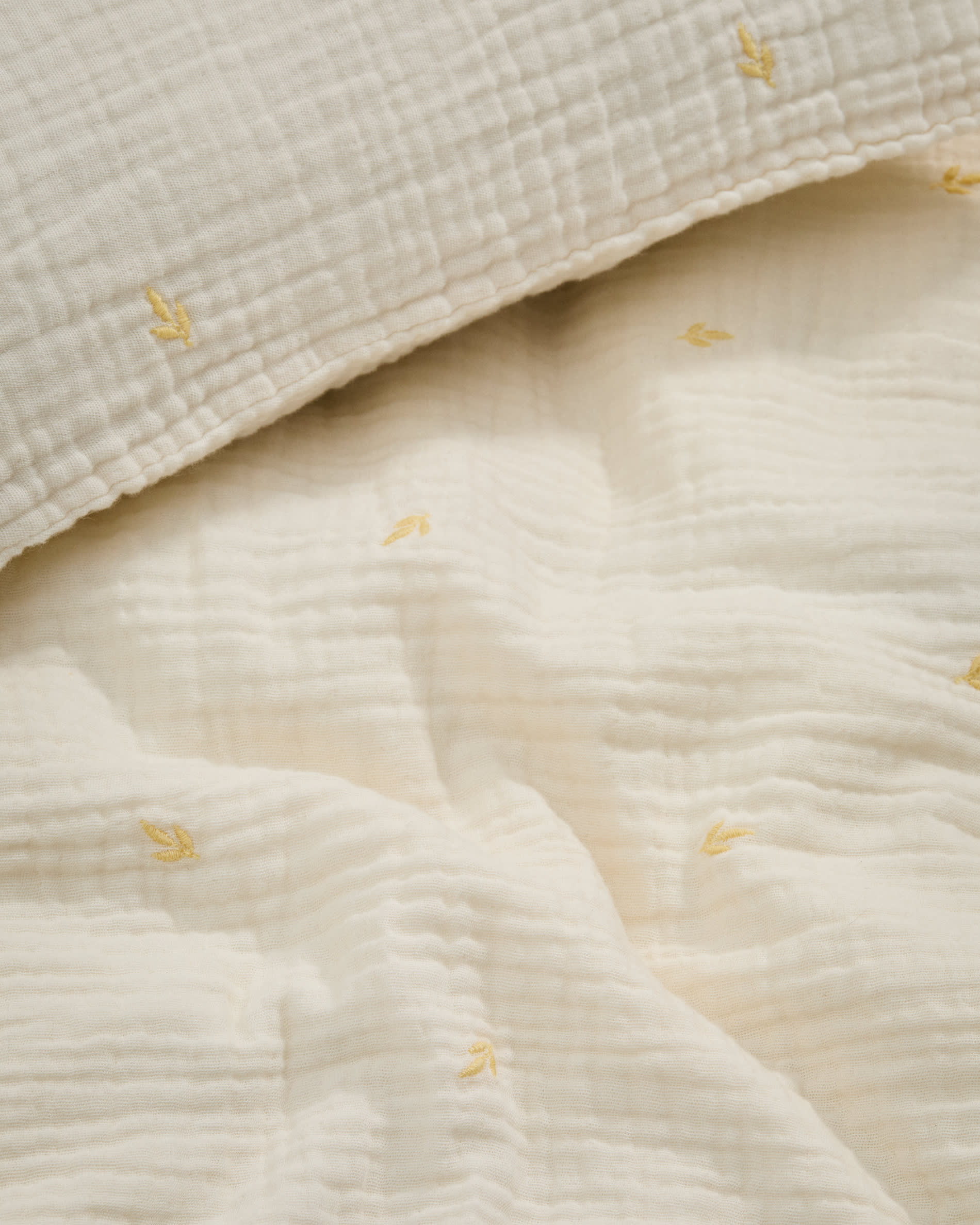 Dorani duvet cover and pillowcase set in double-gauze cotton with embroidery detail for convertible cot