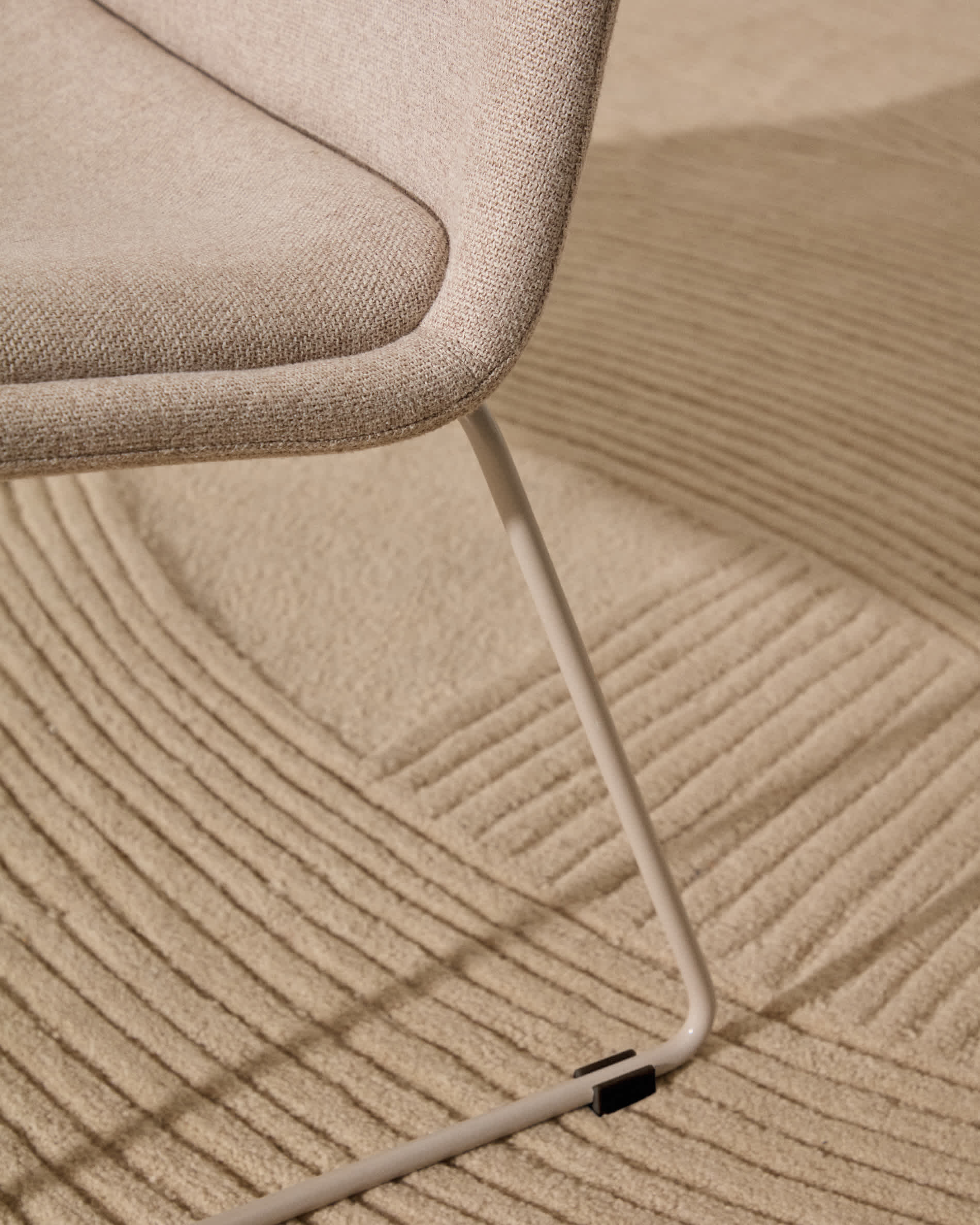 Zahara beige armchair and steel in a beige finish, 100% FSC