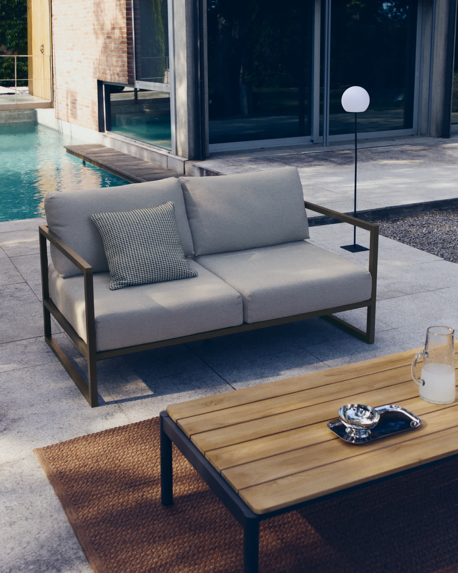 Sorells coffee table in gray aluminum and teak wood 63 x 144,6 cm FSC 100%