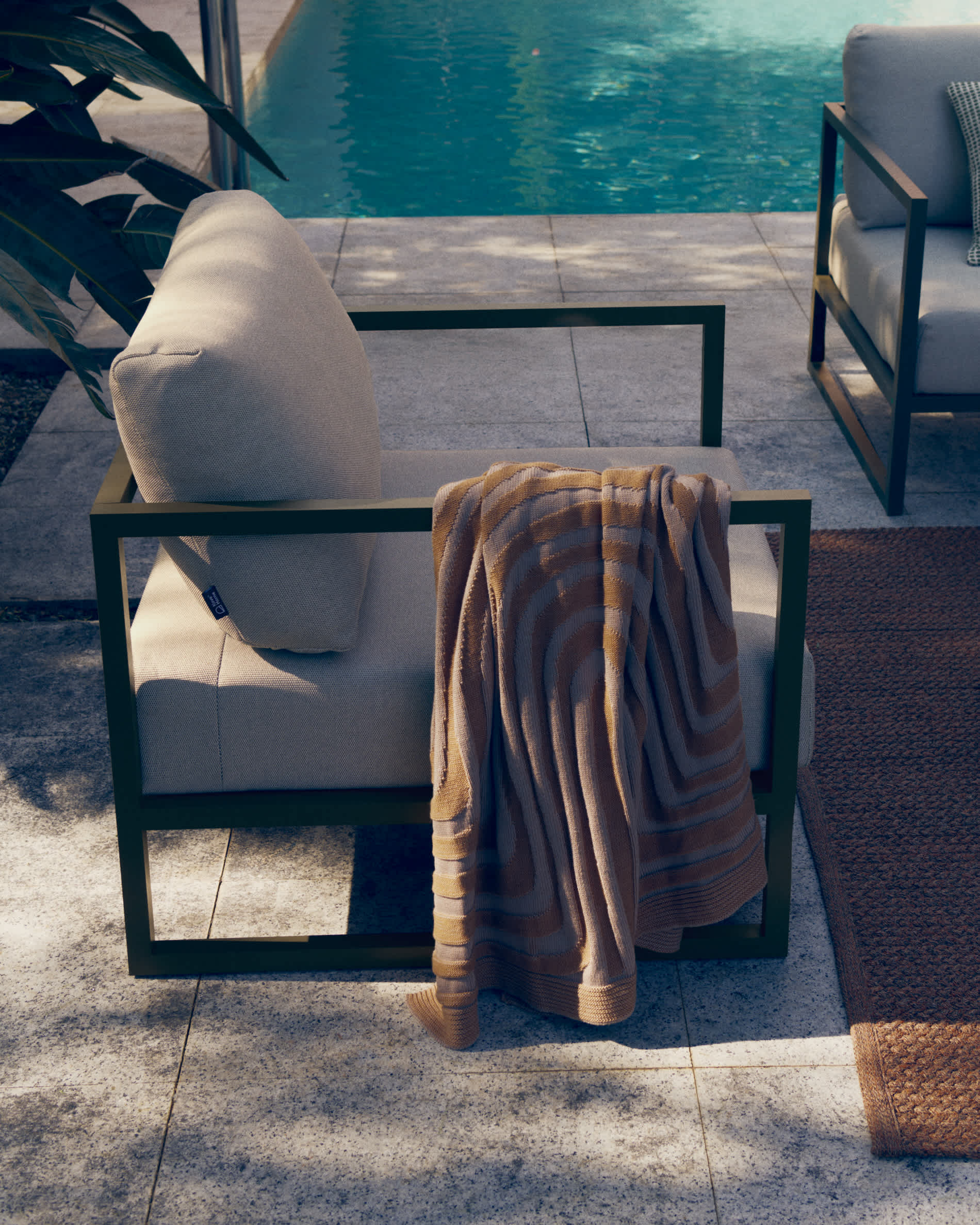 Comova 100% outdoor armchair in light grey and green aluminium