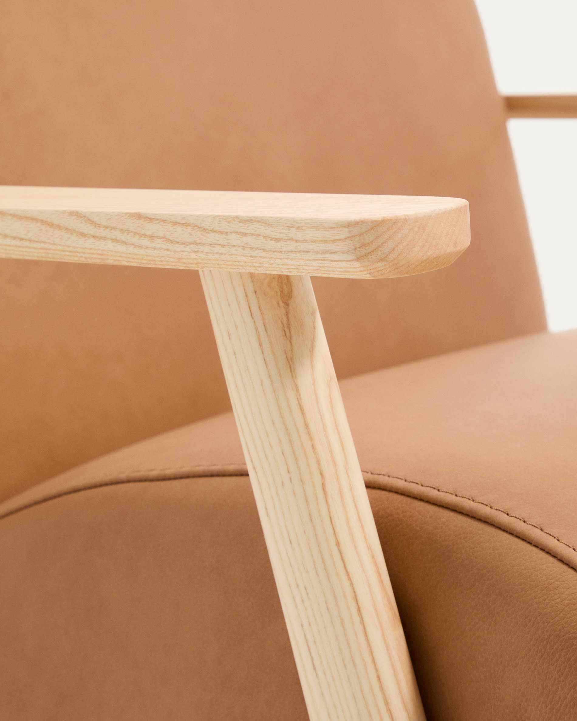 Meghan armchair in brown leather and solid ash wood with natural-coloured finish FSC Mix Credit