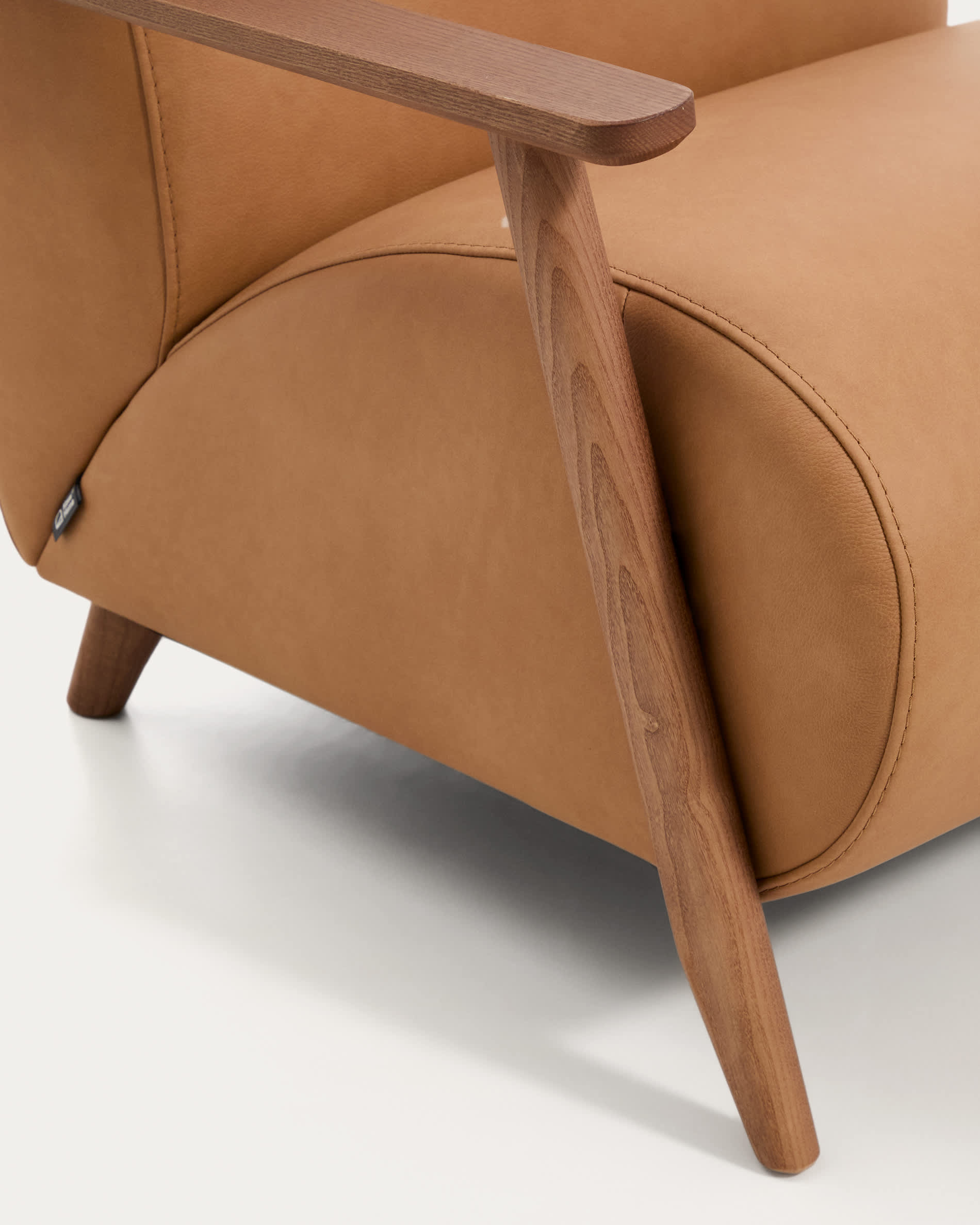 Meghan armchair in brown leather and solid ash wood with walnut-coloured finish FSC Mix Credit