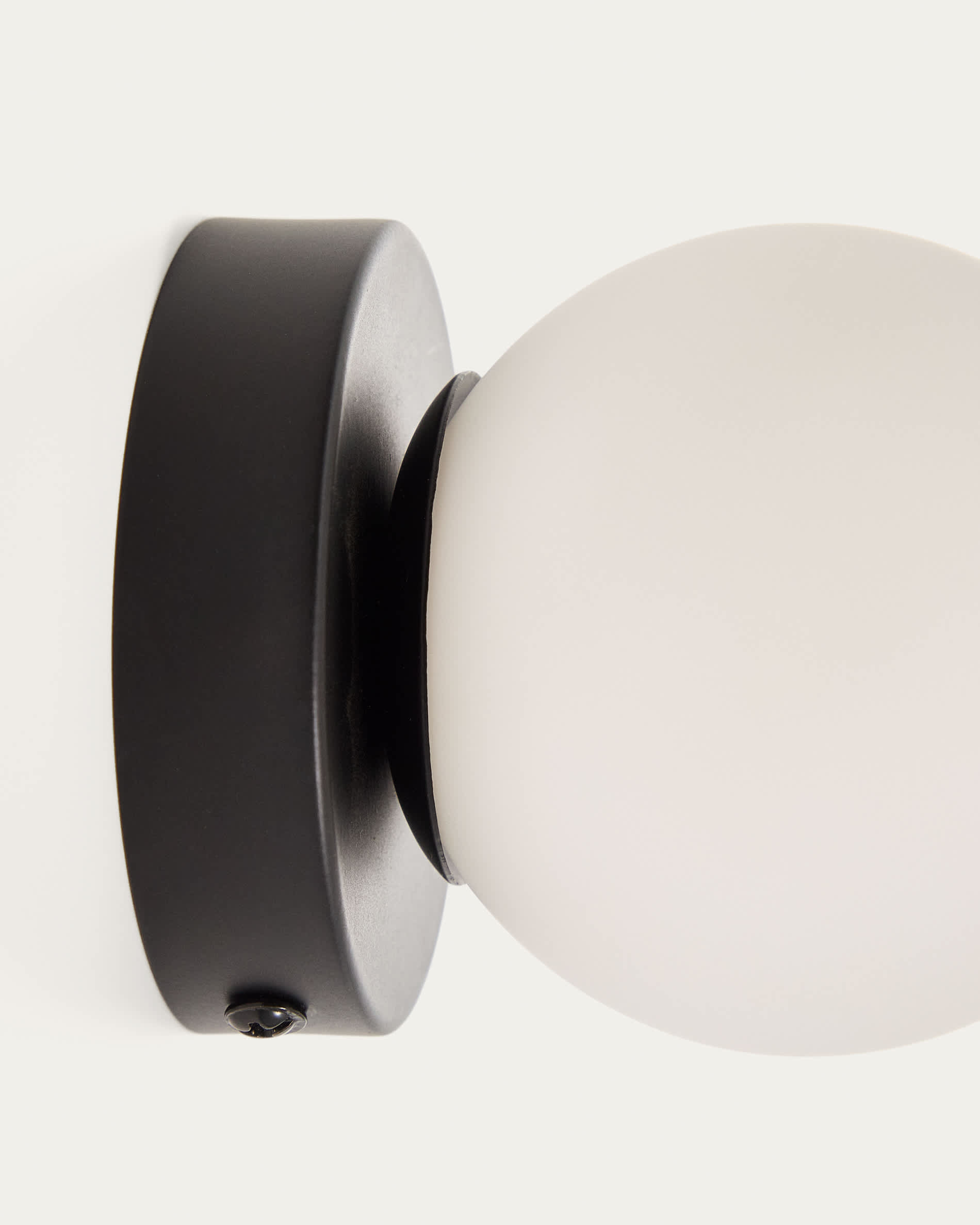 Brisia metal wall lamp with black finish and 1 frosted glass ball Ø8cm