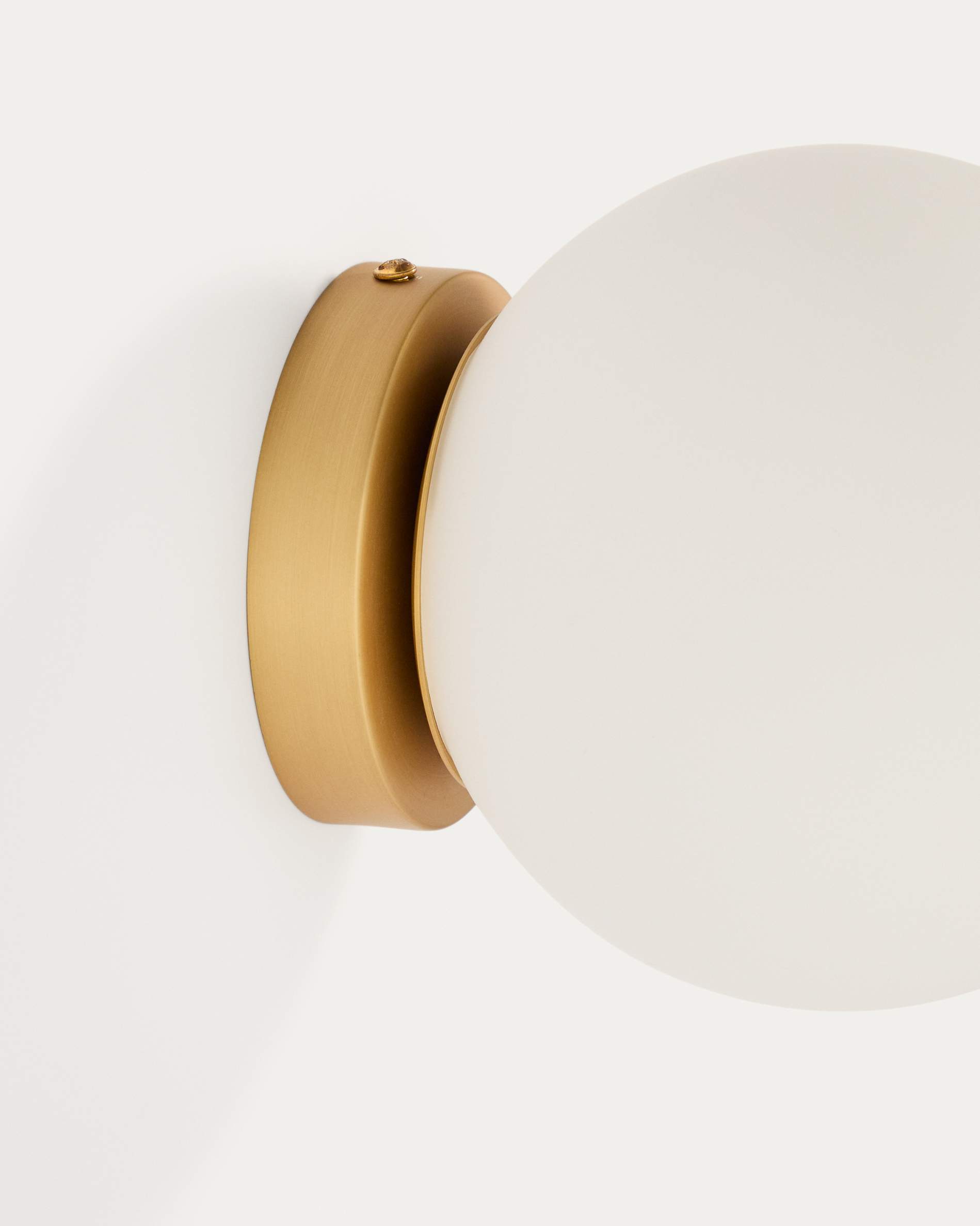 Brisia metal wall lamp with brushed brass finish and 1 frosted glass ball Ø15cm