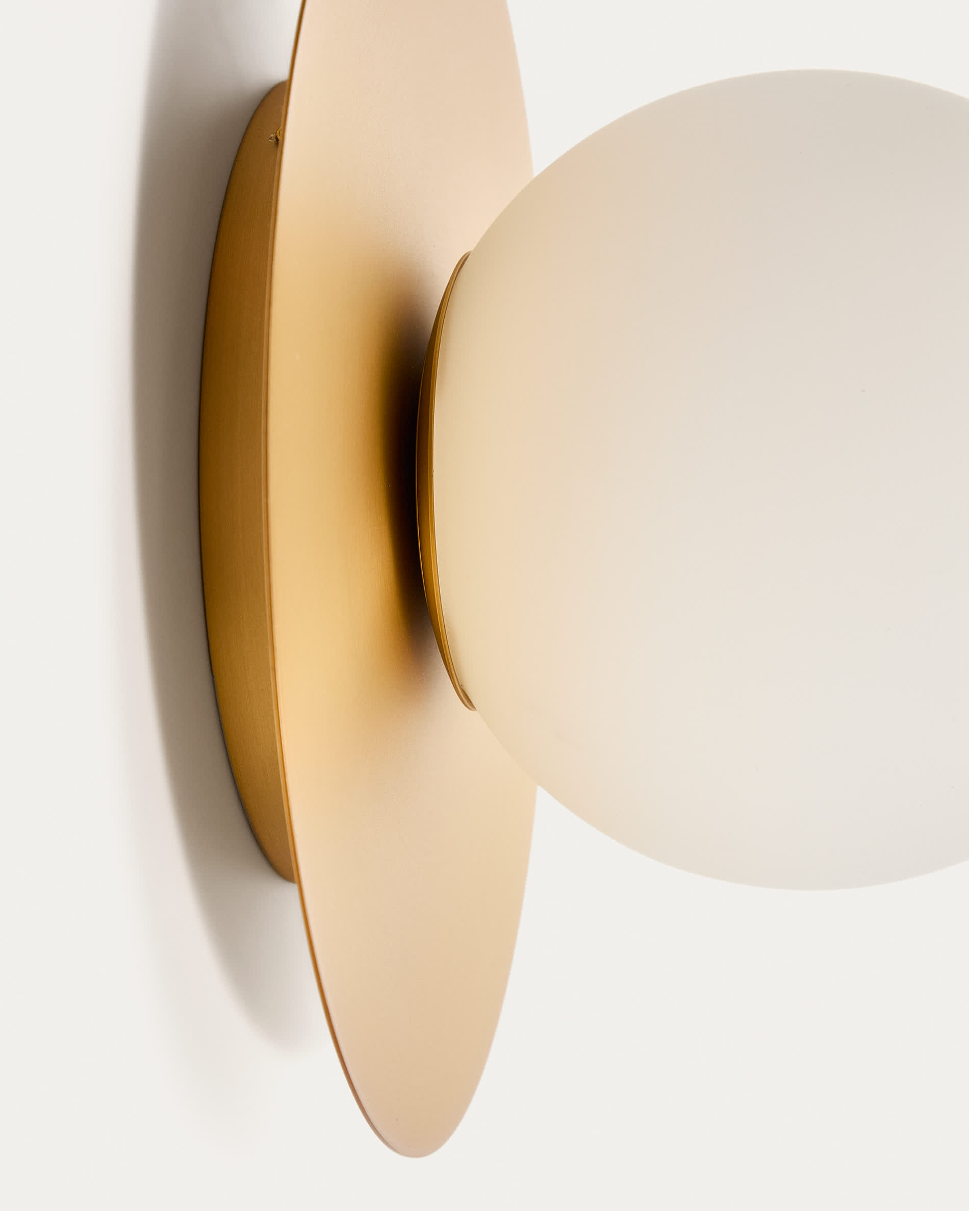 Metal wall lamp with brushed brass finish and 1 frosted glass ball Ø20cm