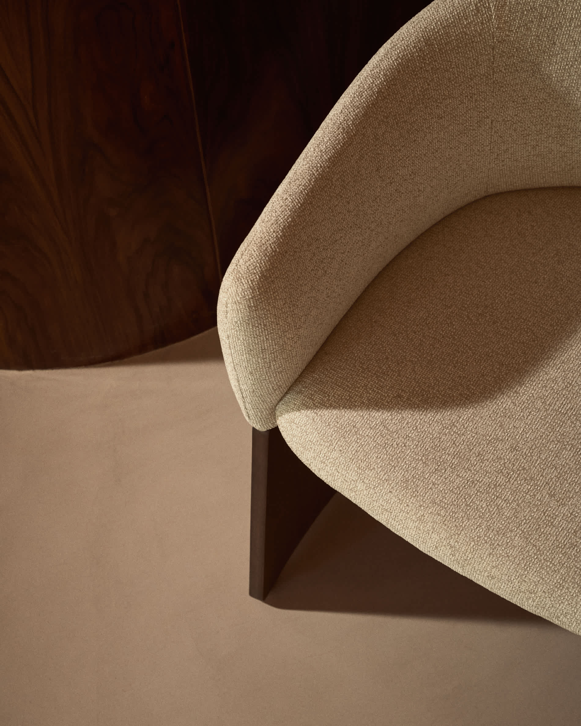 Bosca chair in beige chenille and walnut veneer FSC 100%