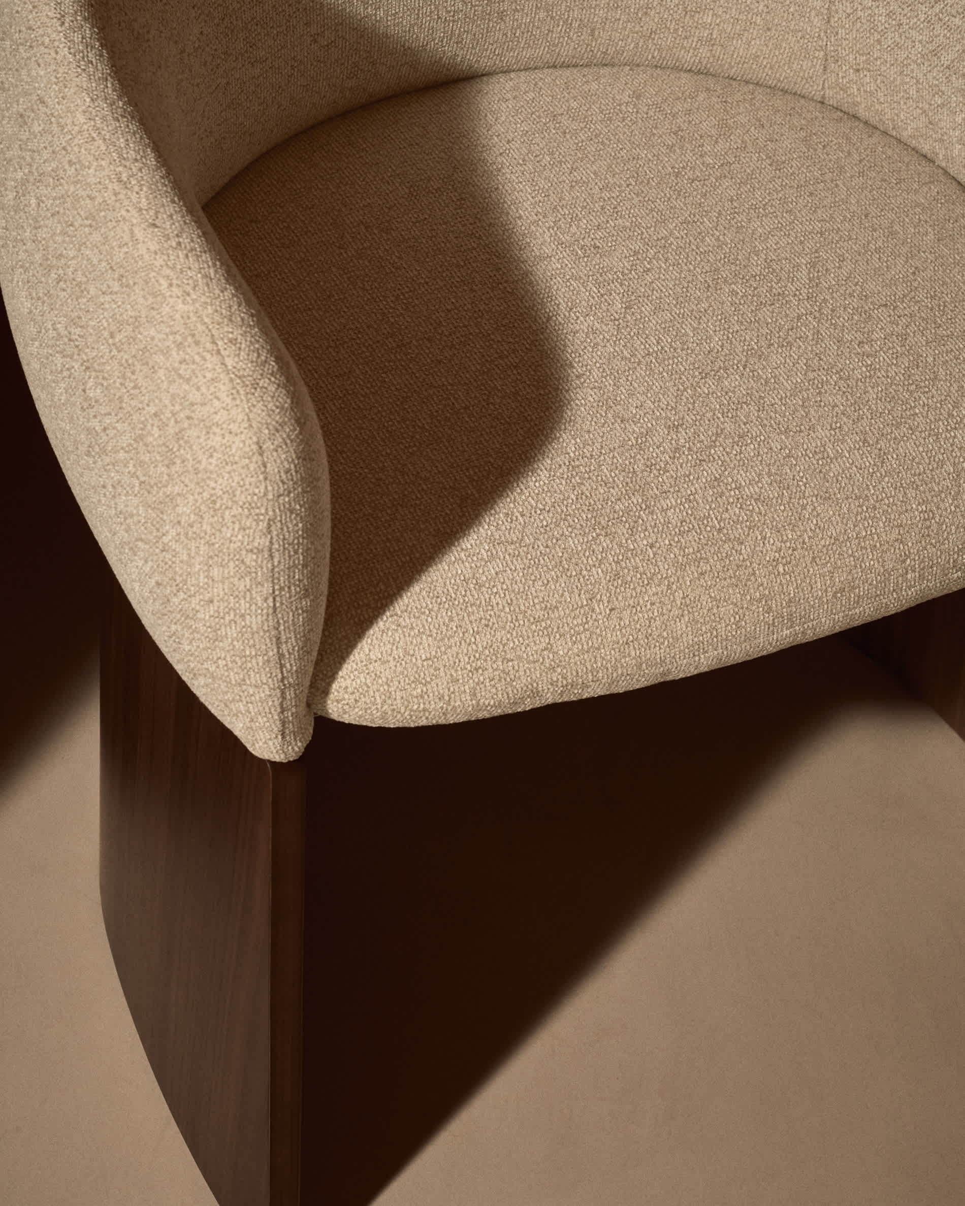 Bosca chair in beige chenille and walnut veneer FSC 100%
