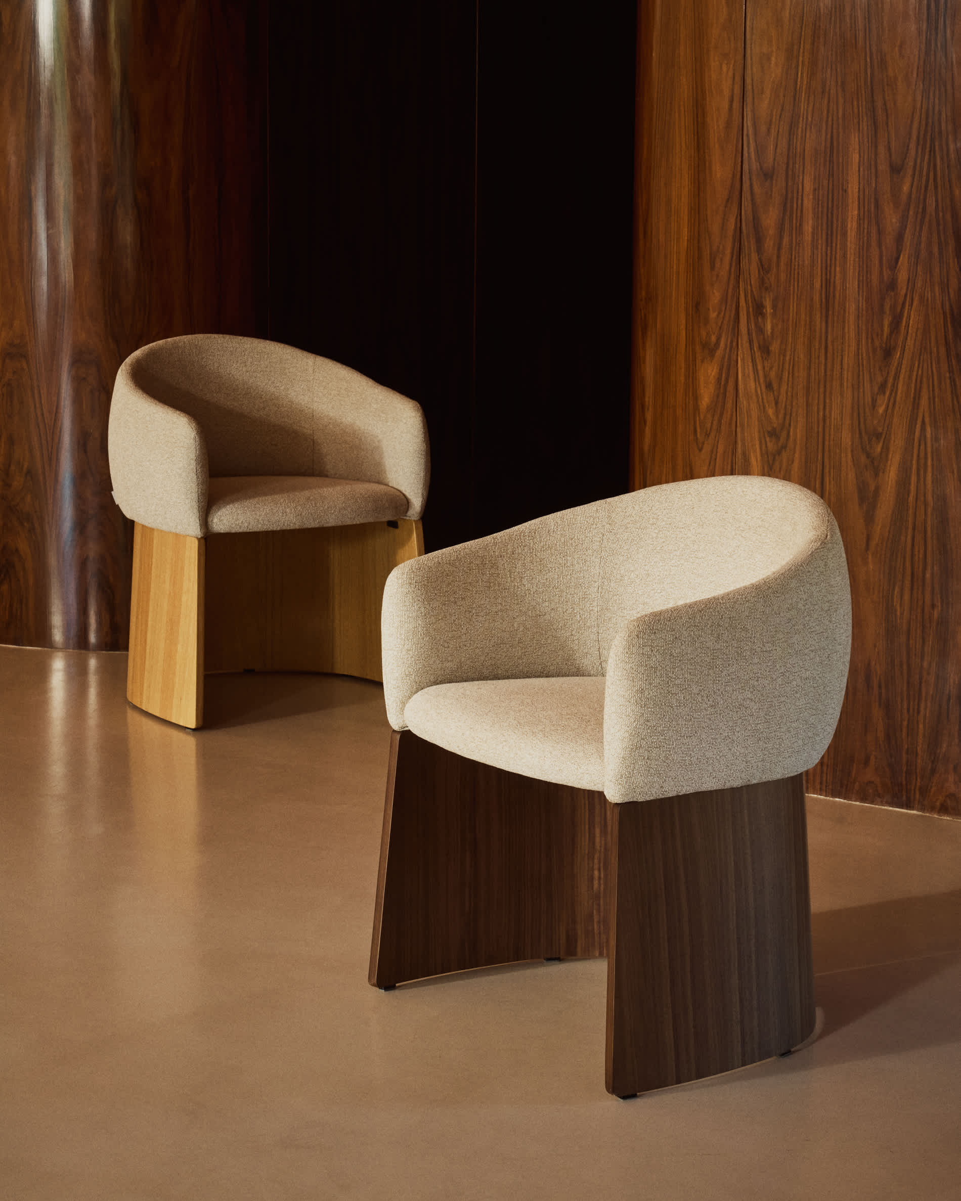 Bosca chair in beige chenille and walnut veneer FSC 100%