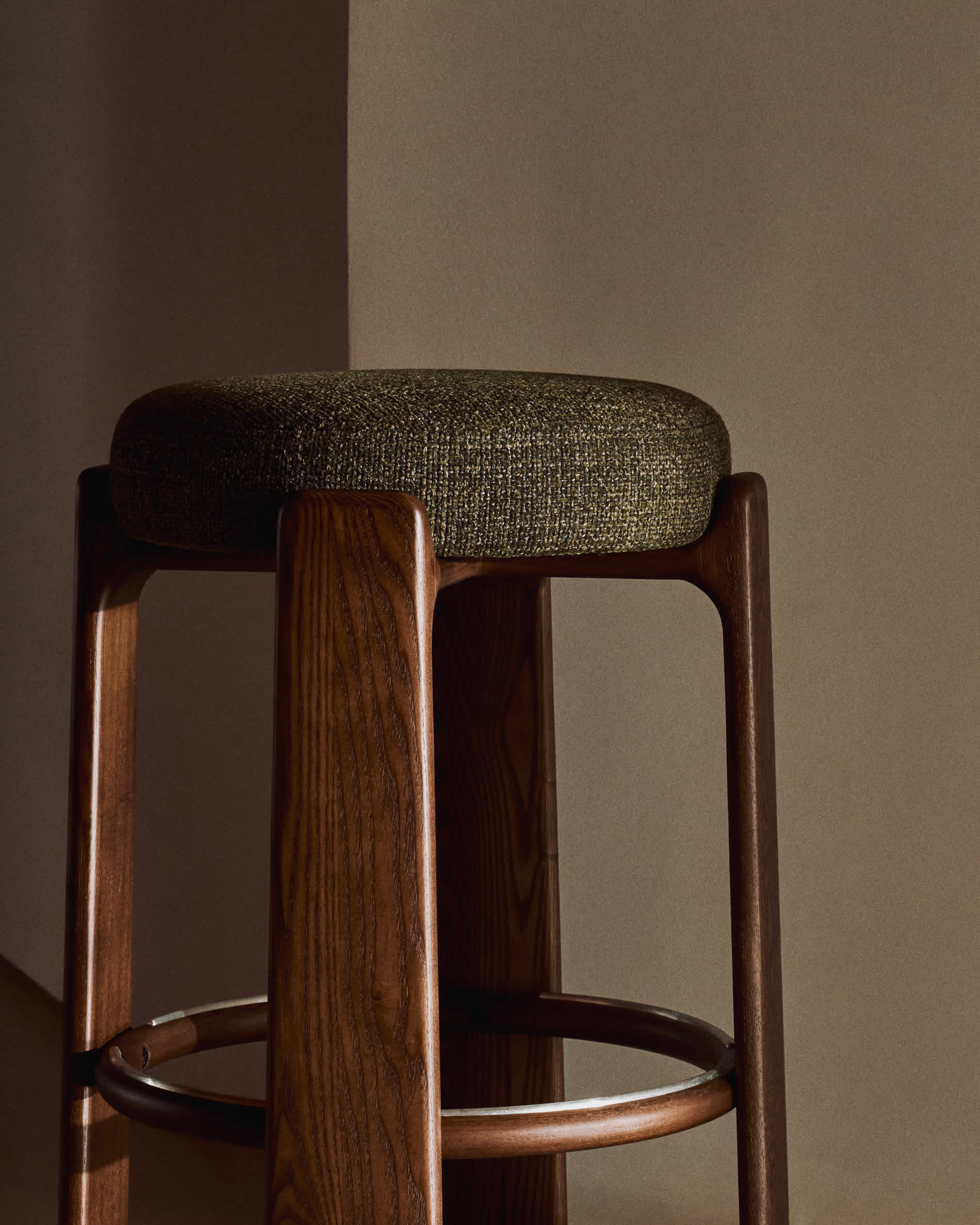 Granite stool in green chenille and solid ash wood with walnut-coloured finish FSC 100% 65cm