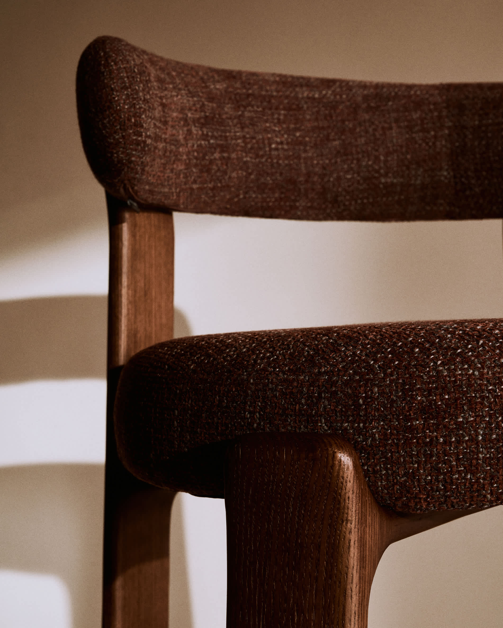Granite fire-retardant stool with backrest in brown chenille and solid ash wood with walnut-coloured finish FSC 100% 75cm