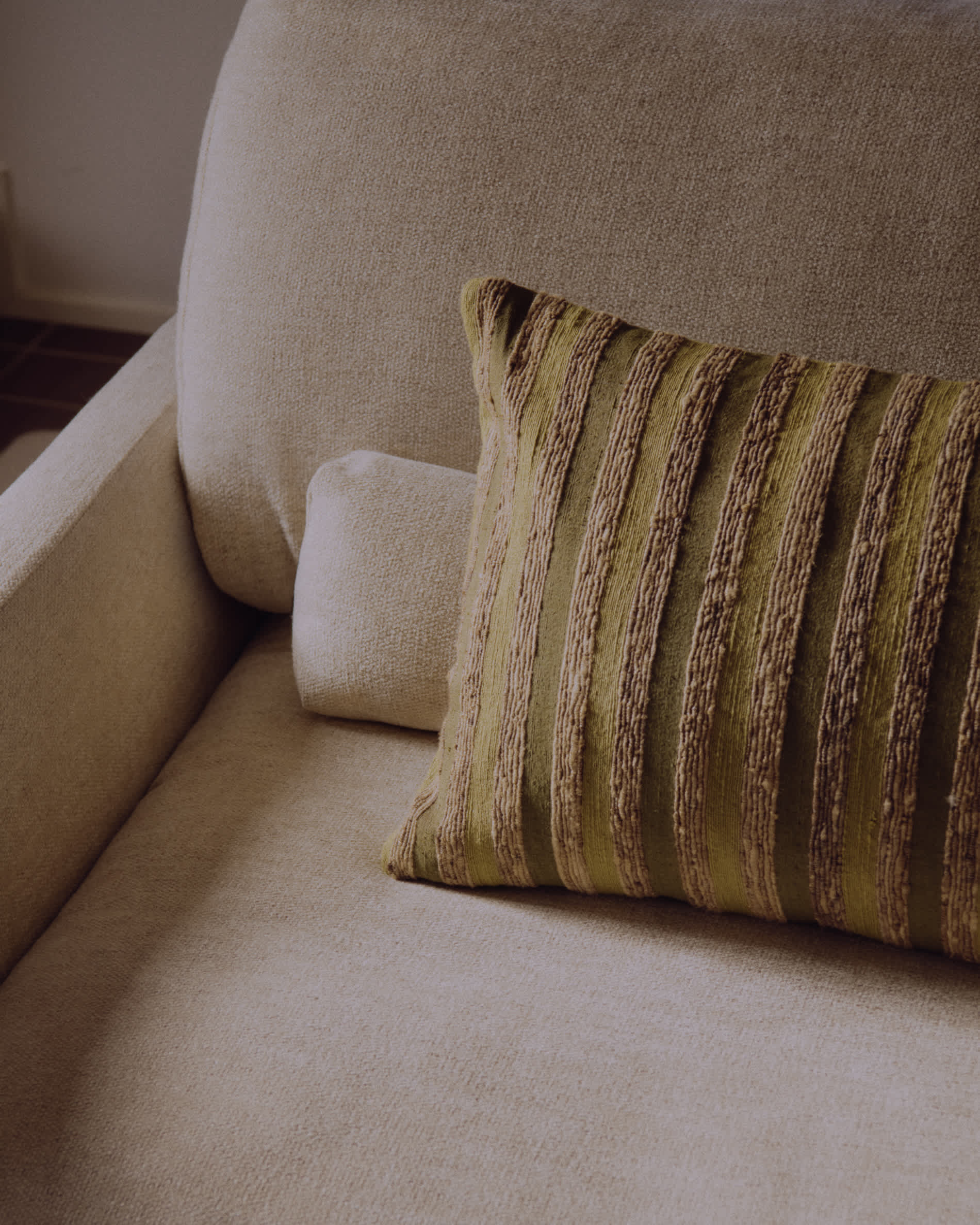 Veliro beige chenille 3-seater sofa with black steel legs 240cm FSC Mix Credit