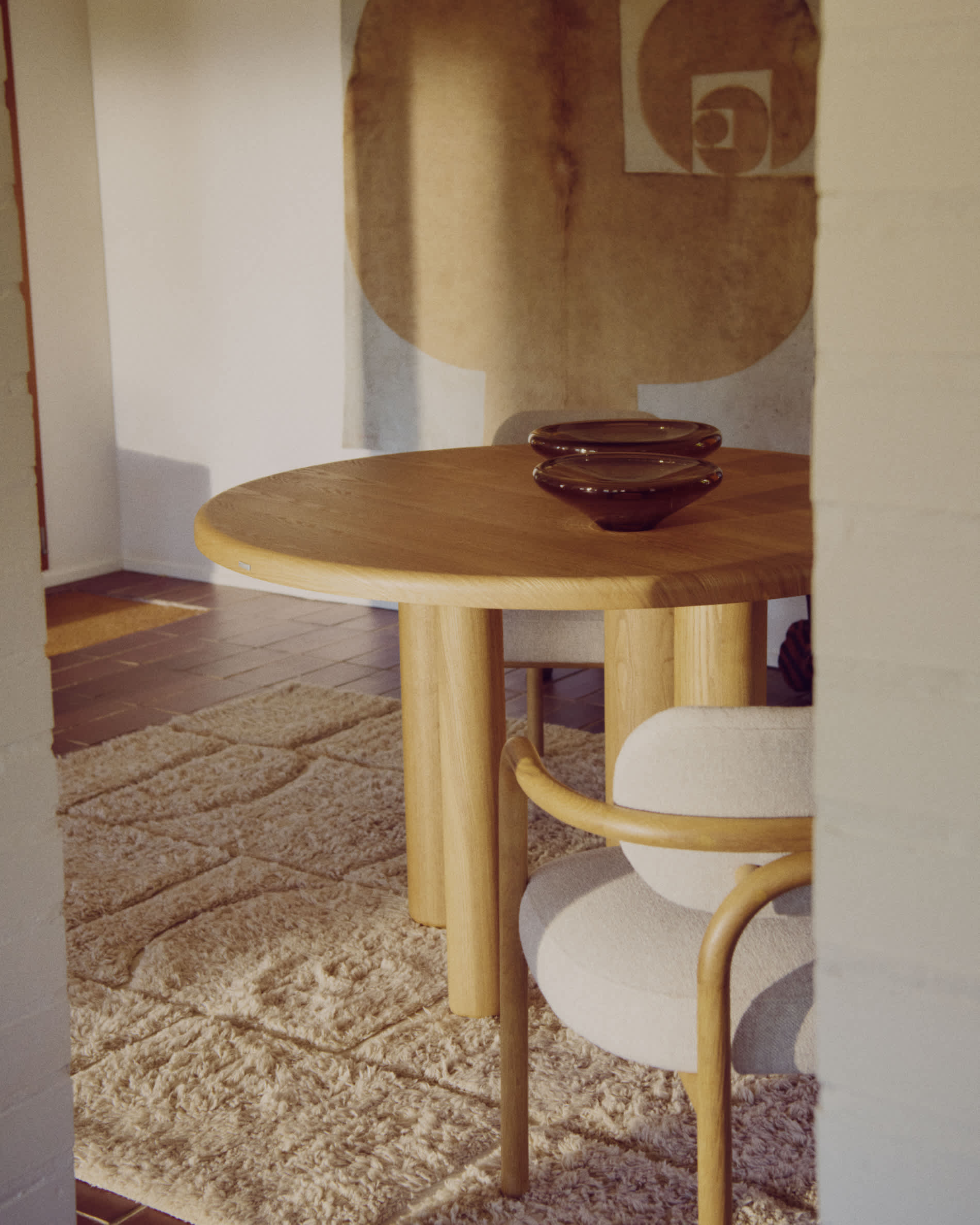 Mailen round table in ash wood veneer with natural finish, Ø 120 cm
