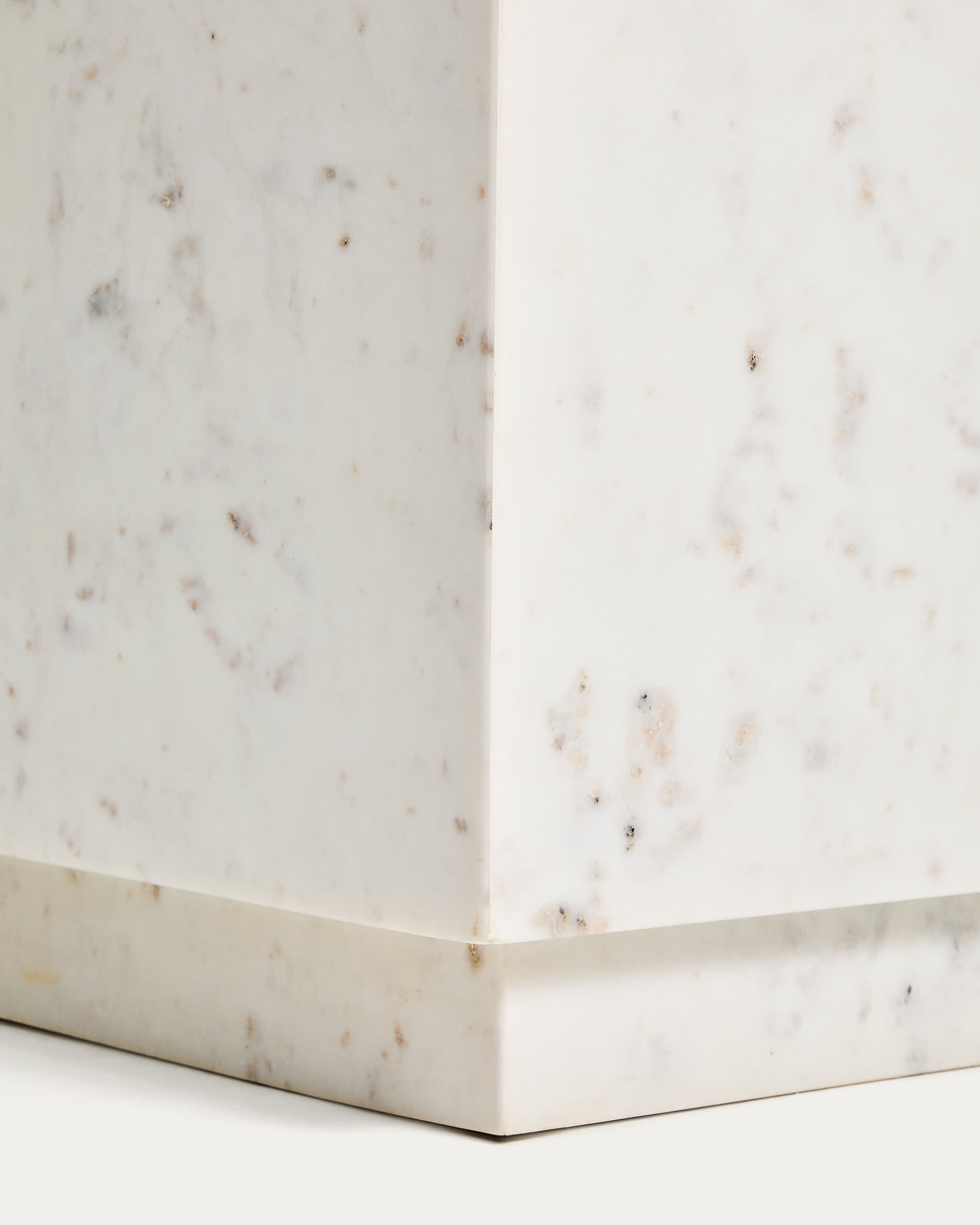 Sorein side table in white marble 50 x 50 cm