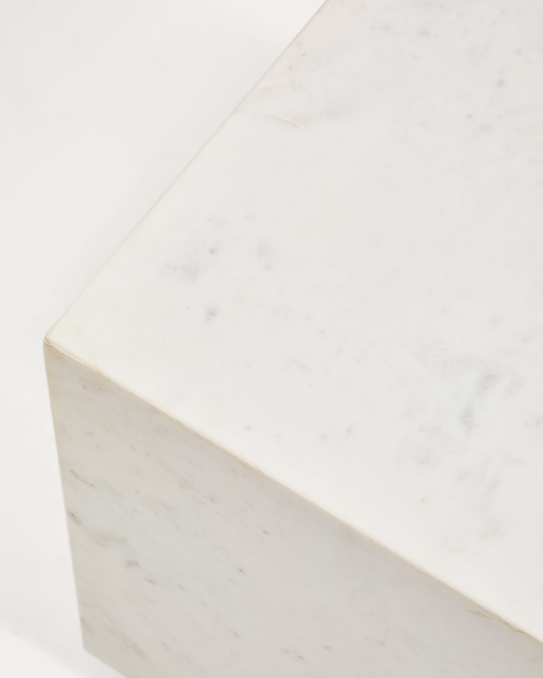 Sorein side table in white marble 40 x 40 cm