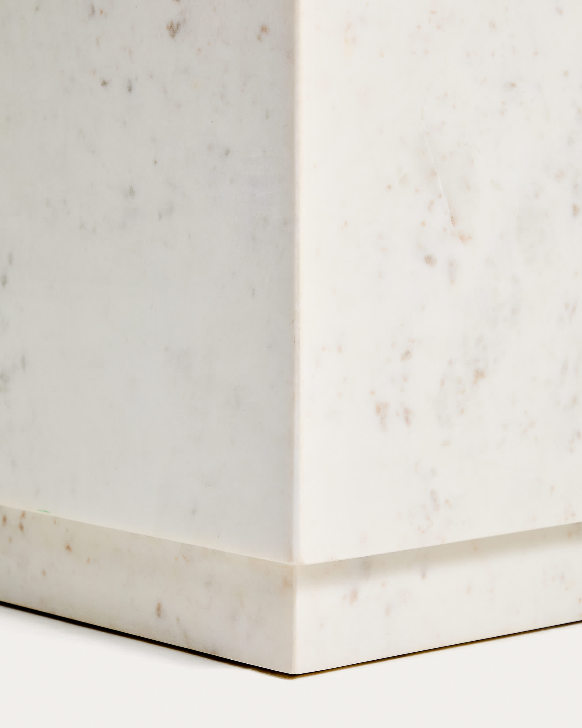 Sorein side table in white marble 40 x 40 cm
