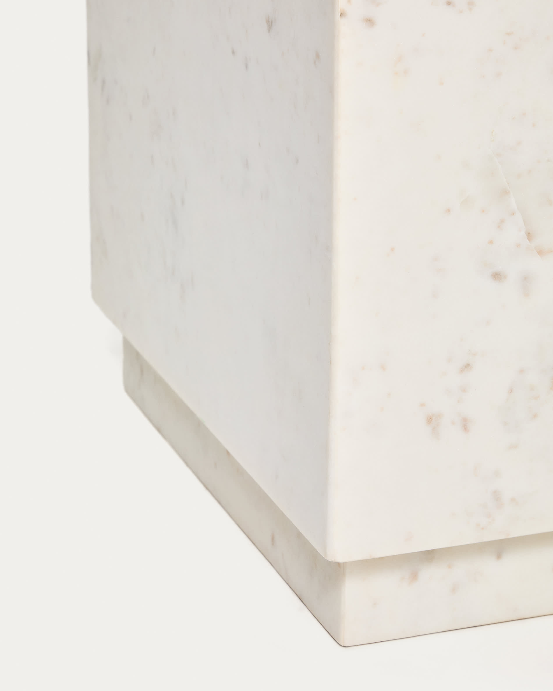 Sorein side table in white marble 40 x 40 cm