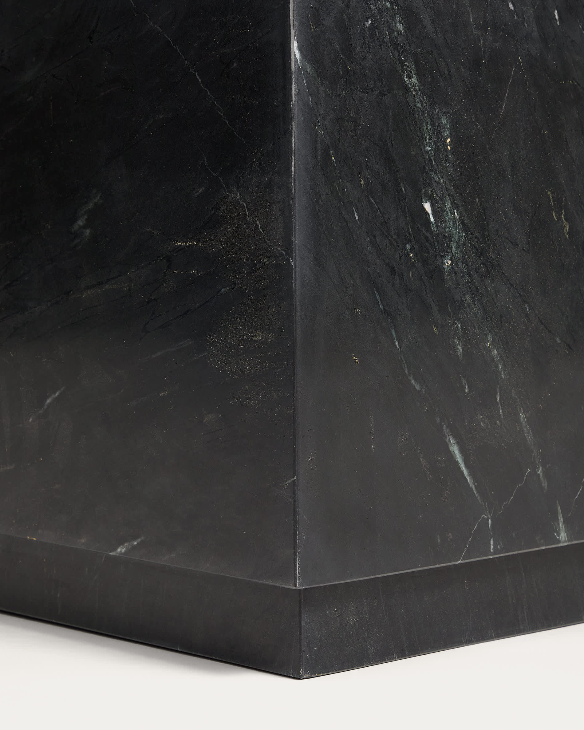 Sorein side table in black marble 50 x 50 cm