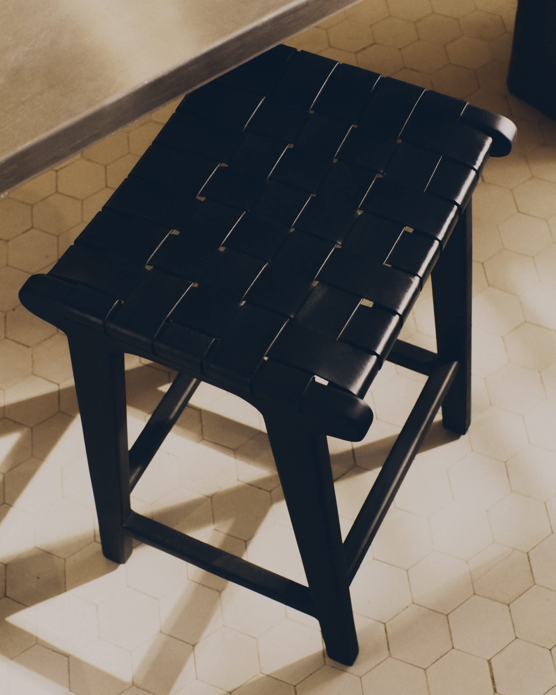 Calixta stool in leather and solid mahogany wood with black finish, 67 cm height