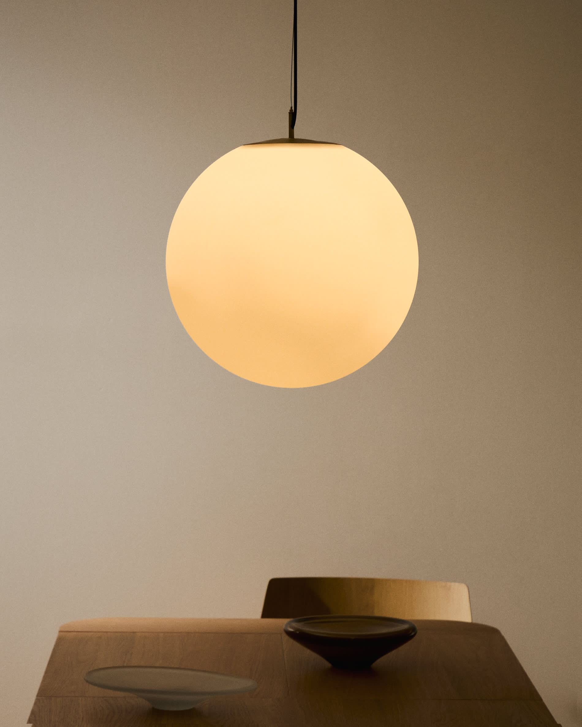 Brisia metal ceiling lamp with brushed brass finish and 1 frosted glass ball Ø50cm