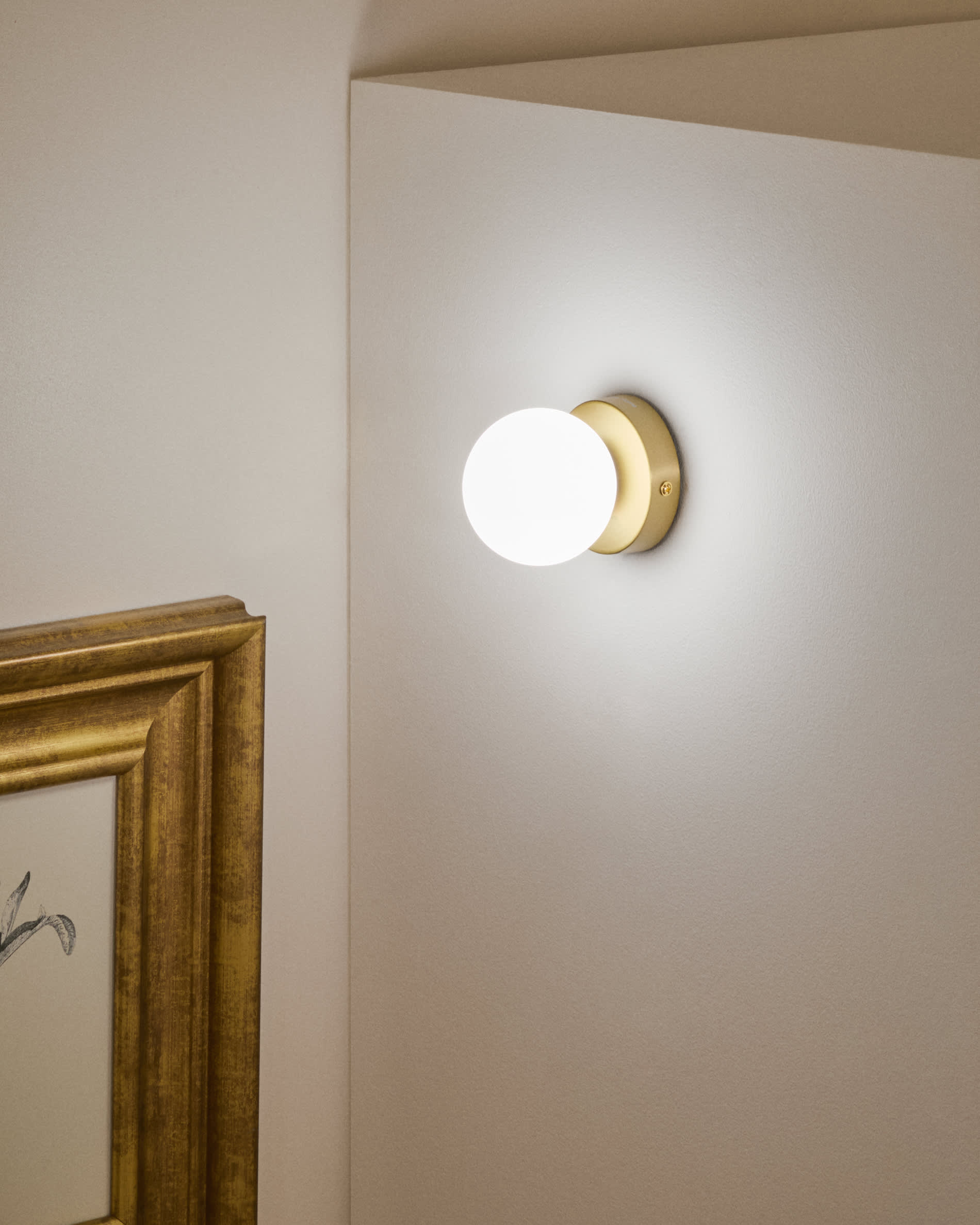 Applique murale Brisia en métal finition laiton brossé avec 1 boule en verre dépoli Ø — Kave Home