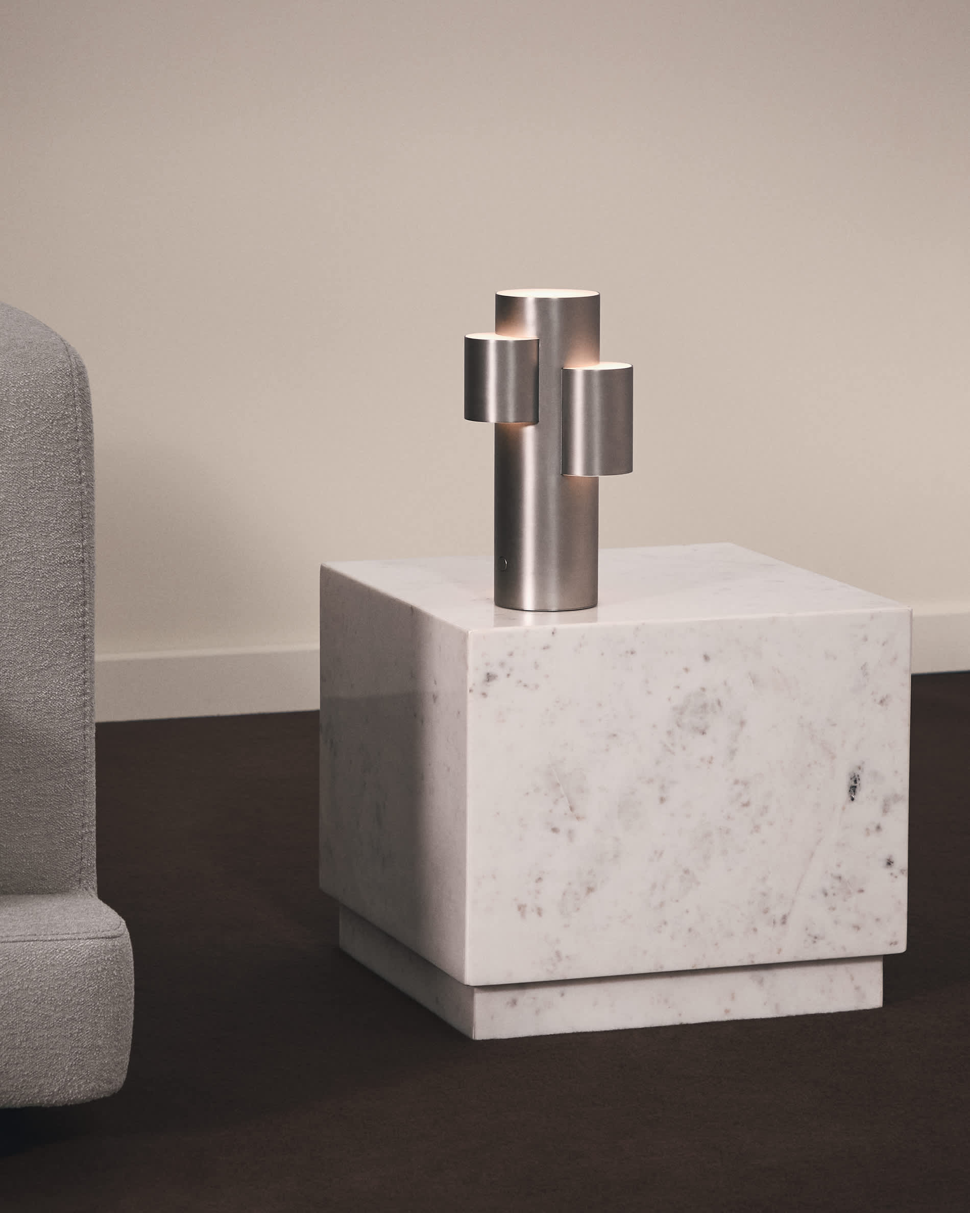 Sorein side table in white marble 50 x 50 cm