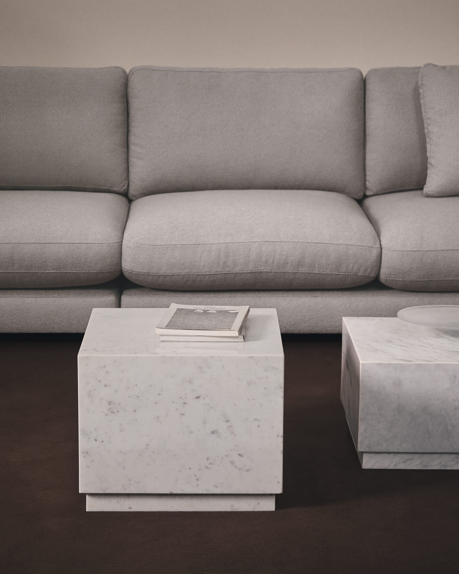 Sorein side table in white marble 40 x 40 cm
