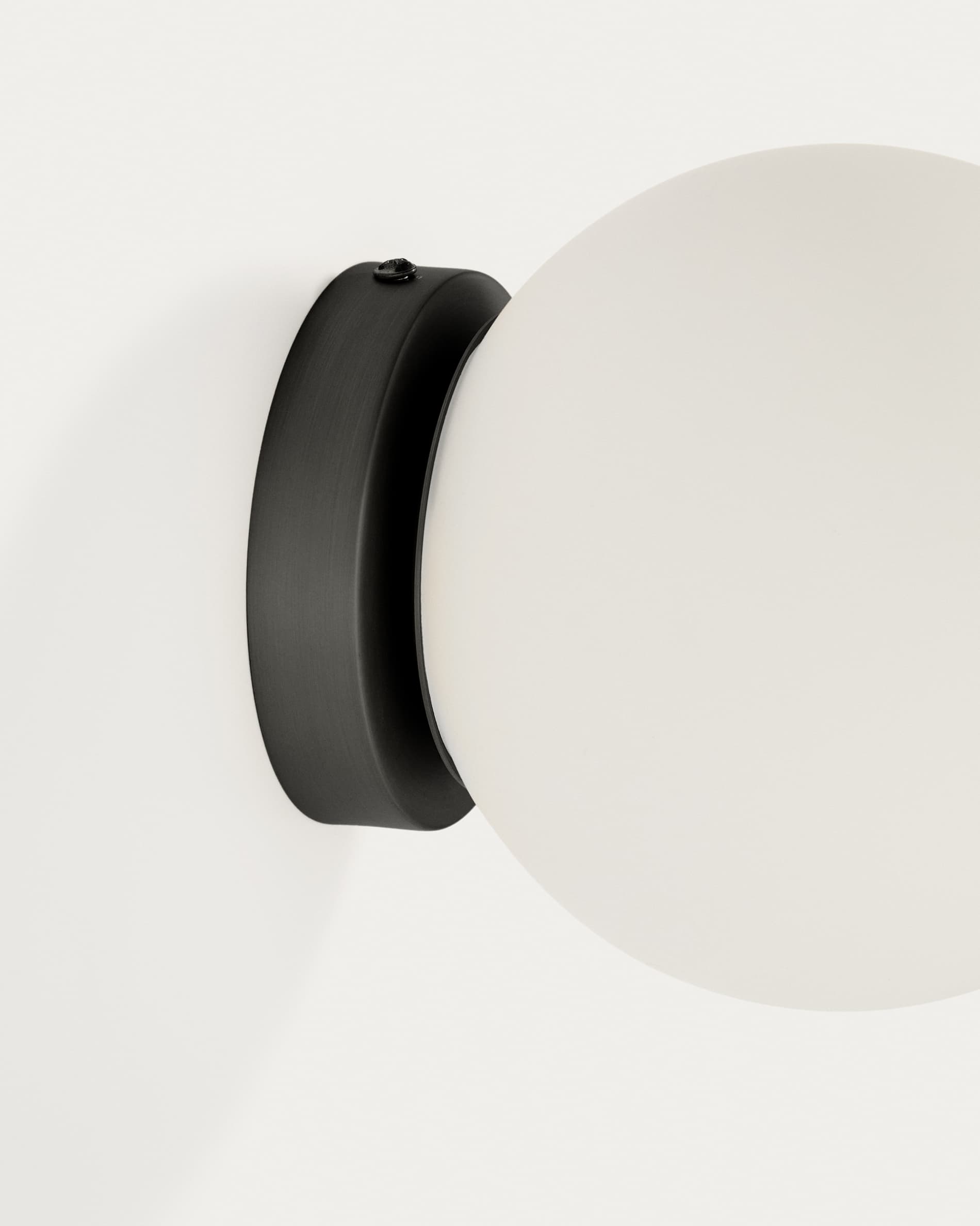 Brisia metal wall lamp with black finish and 1 frosted glass ball Ø15cm