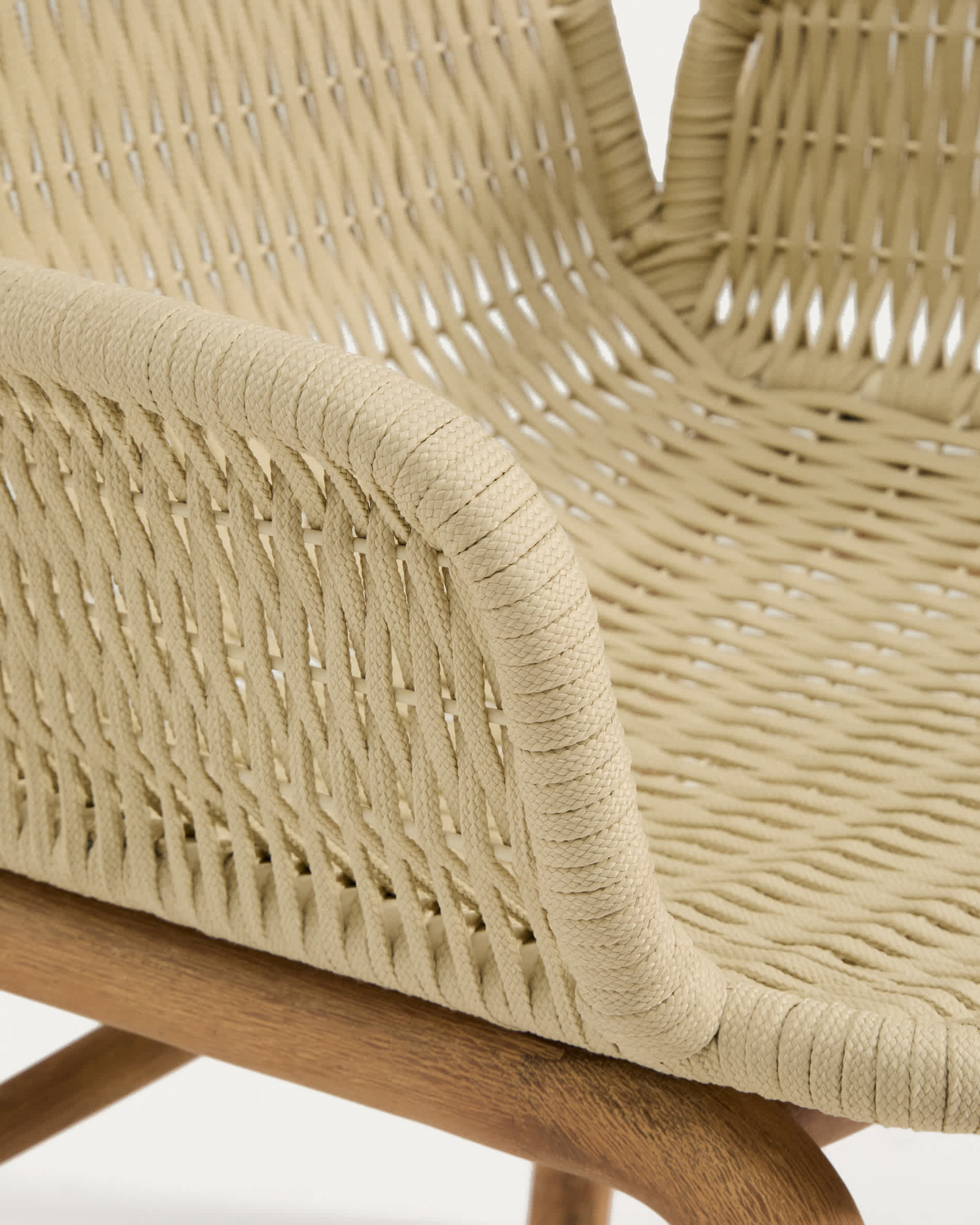 Alipa chair with armrests in FSC 100% solid acacia wood and ecru rope cord