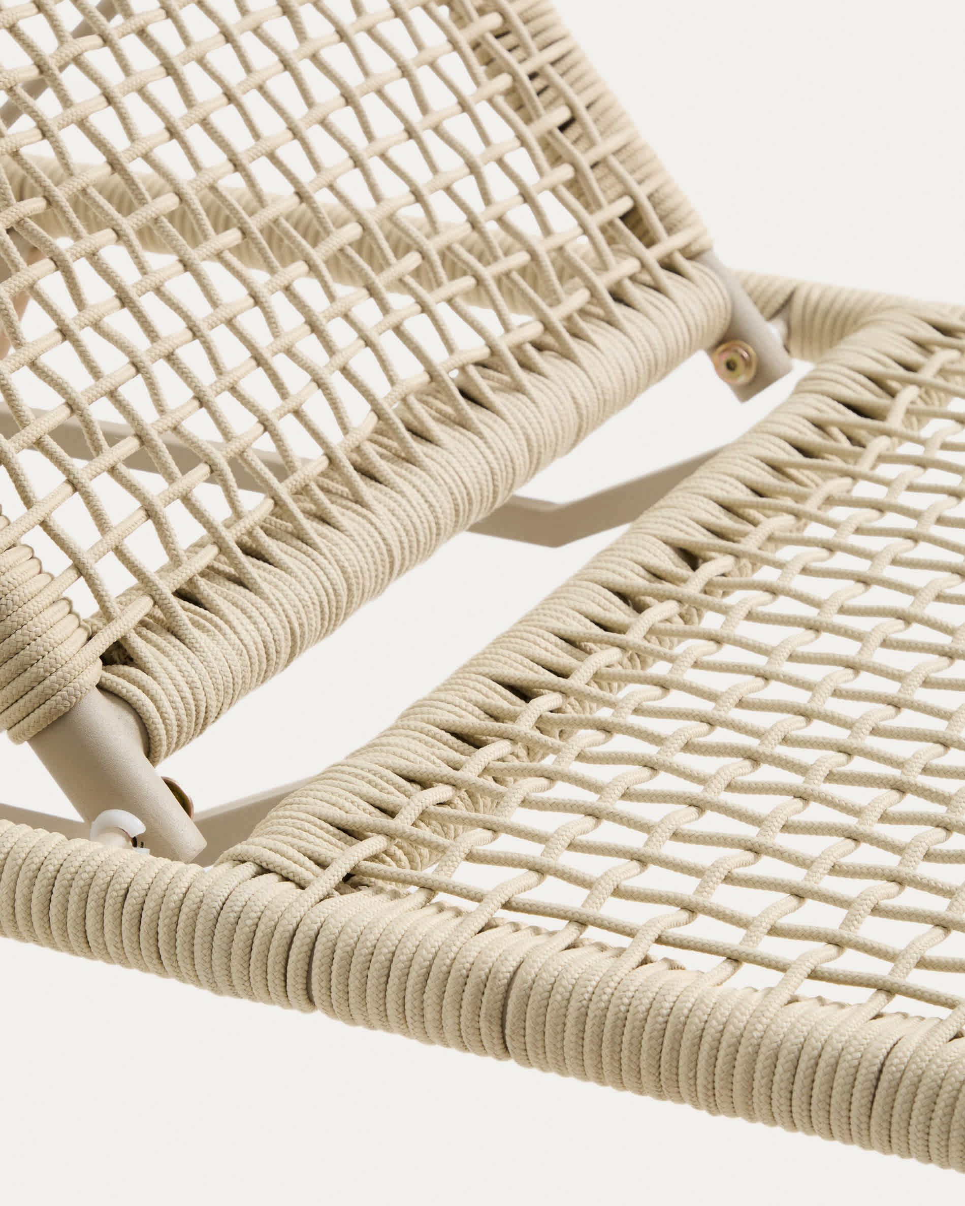 Dandara sun lounger in steel, ecru rope and legs in solid FSC 100% acacia wood