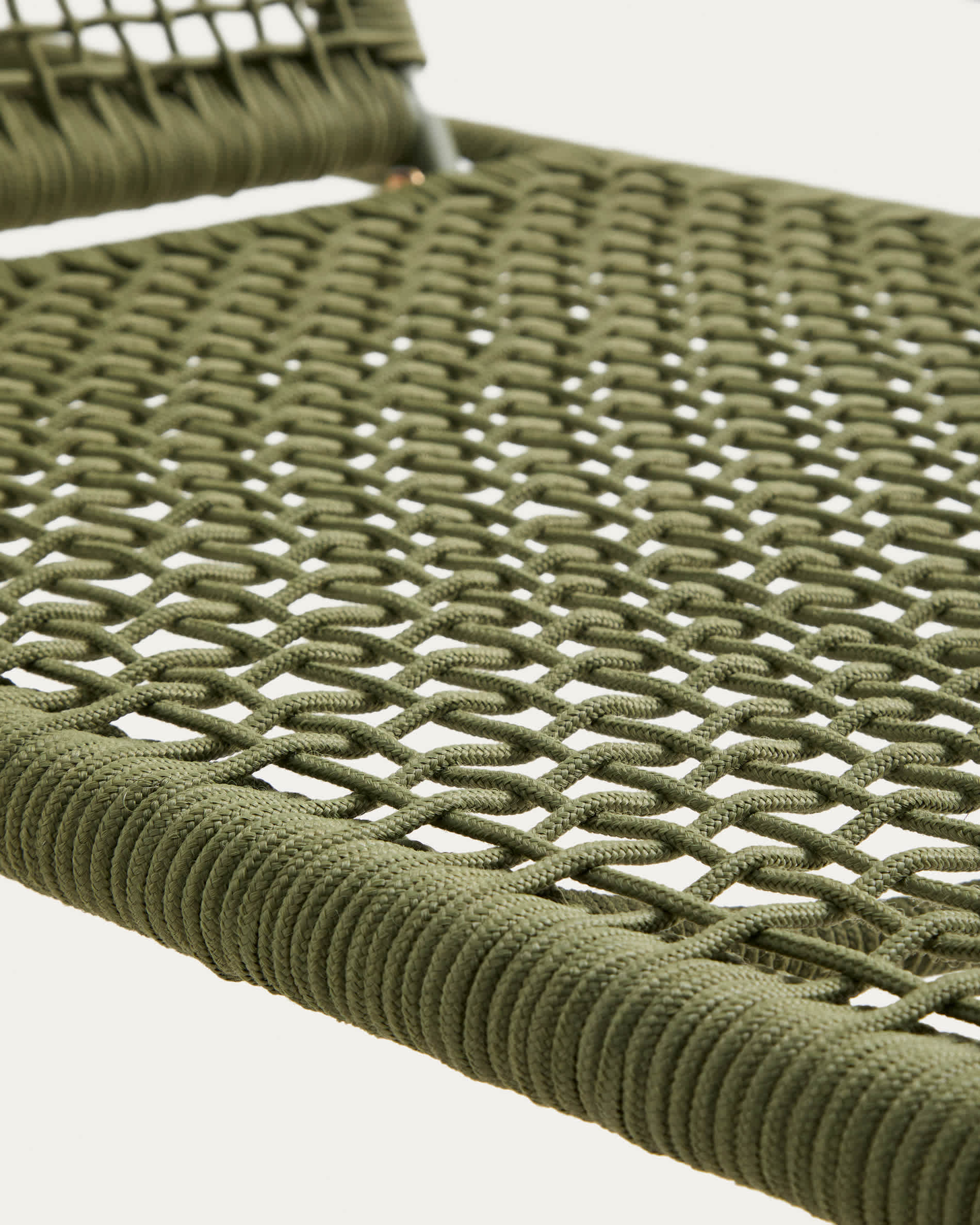 Dandara sun lounger in steel, green rope and legs in solid FSC 100% acacia wood