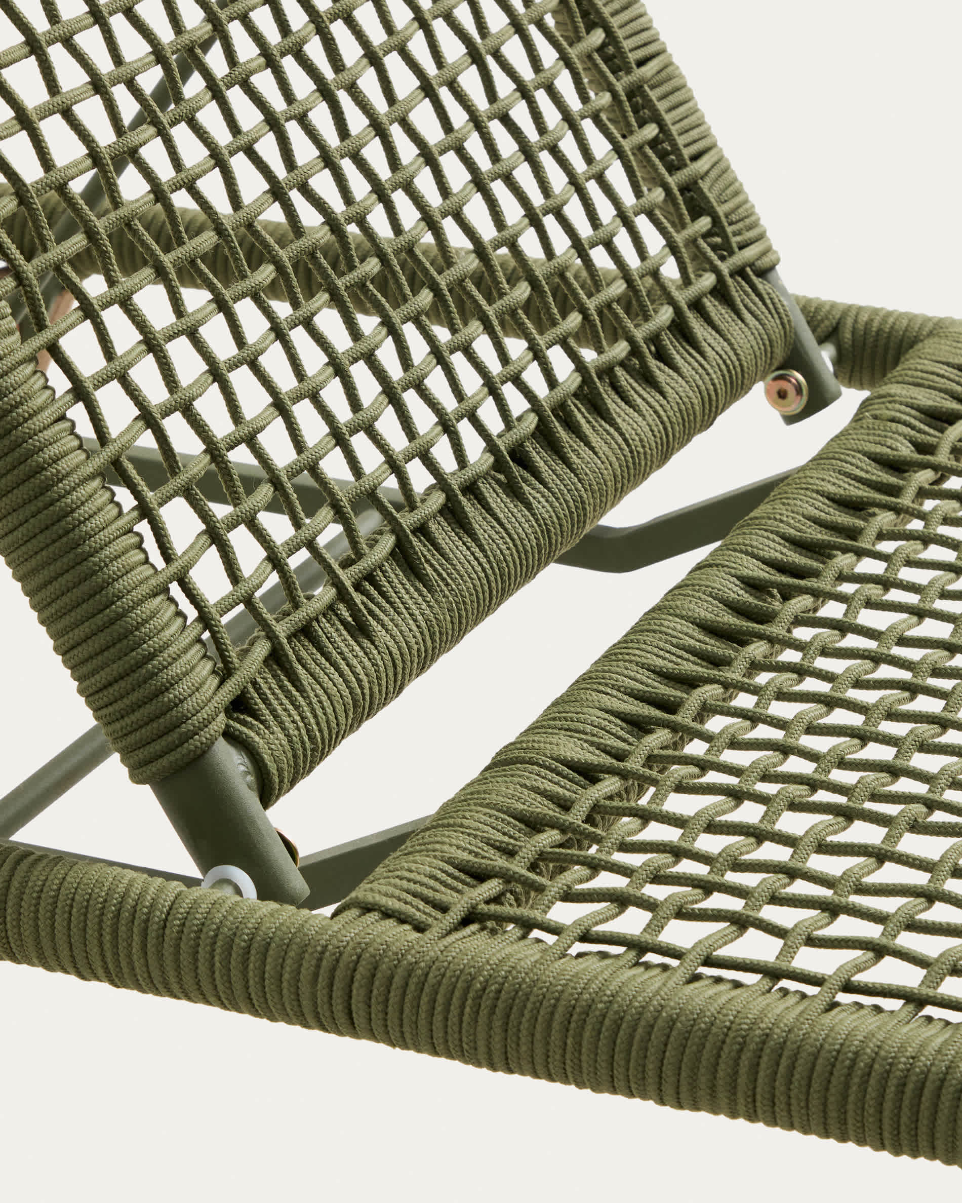 Dandara sun lounger in steel, green rope and legs in solid FSC 100% acacia wood