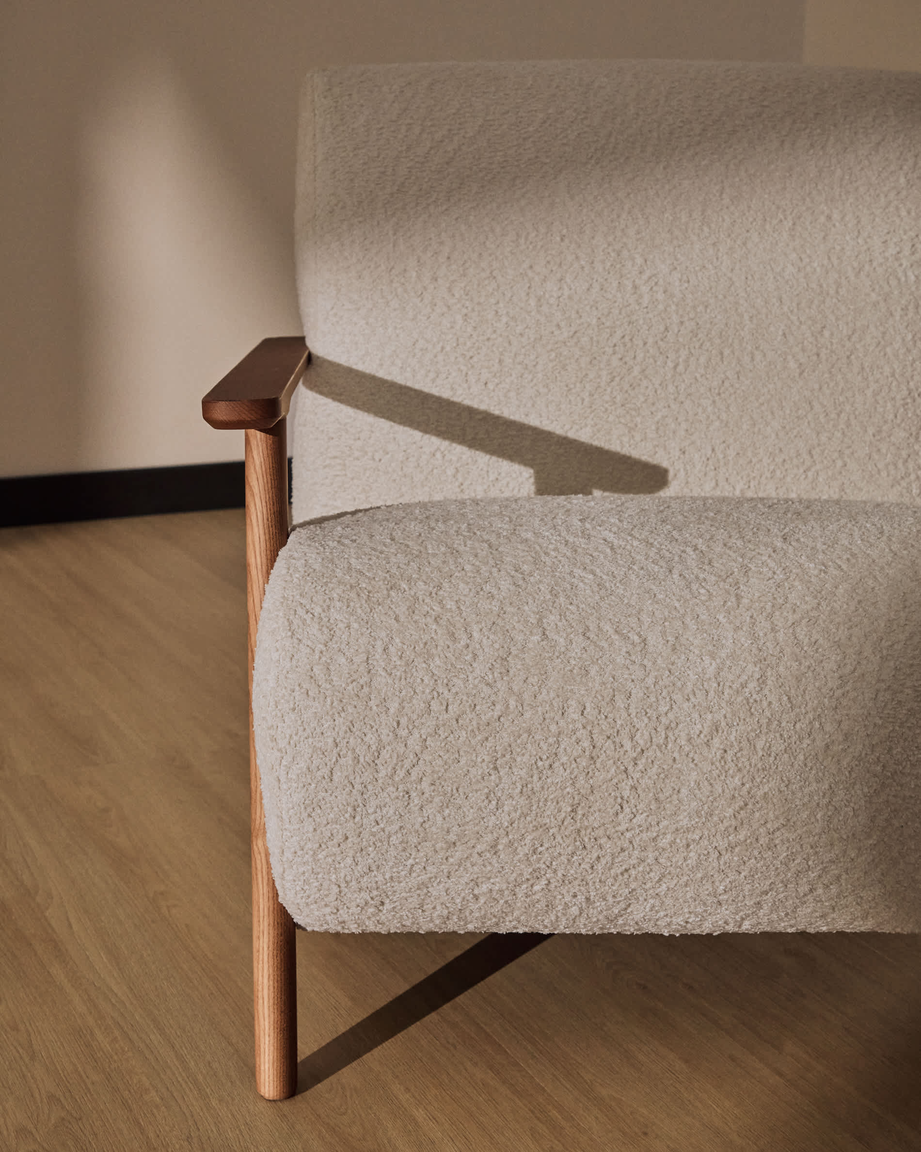 Meghan fire-retardant armchair in beige bouclé and solid ash wood with walnut-coloured finish FSC Mix Credit