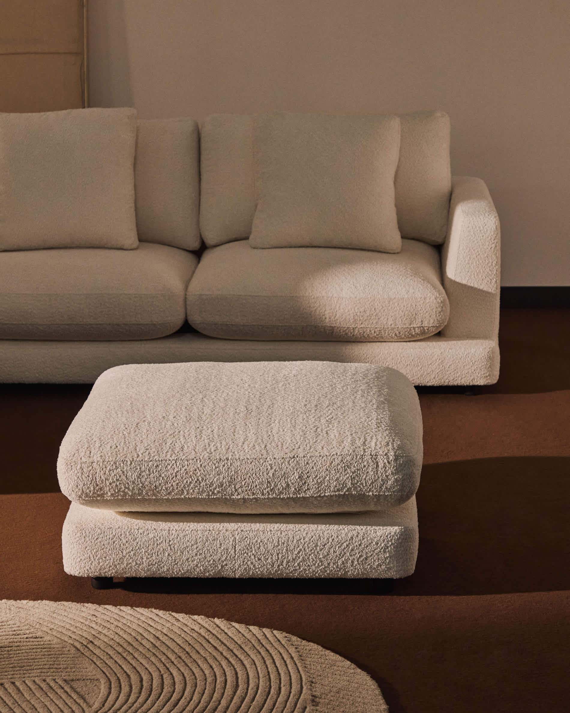 Gala beige fire-retardant bouclé footrest FSC Mix Credit 90 x 90cm