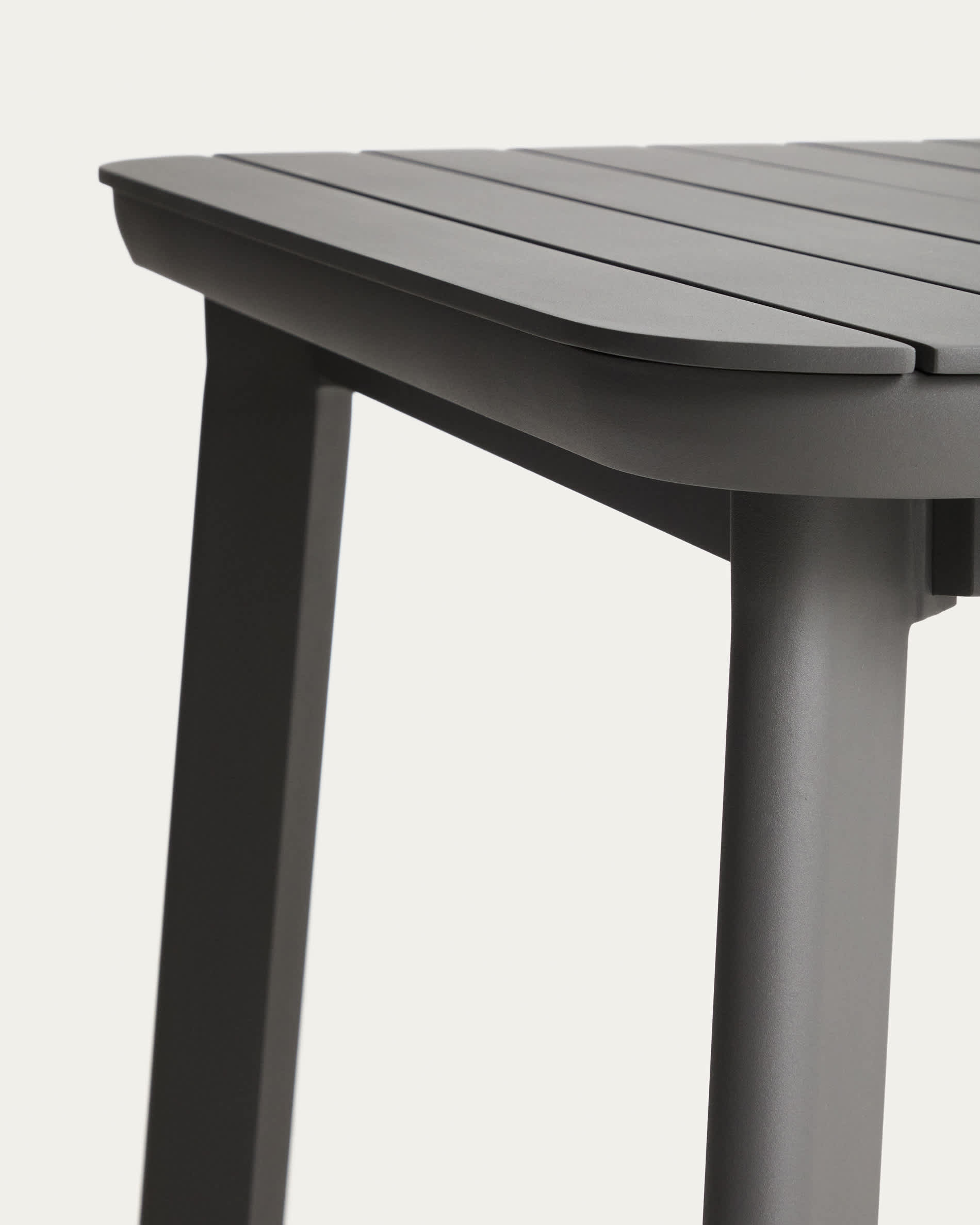 Izola extendable outdoor table in aluminium with graphite finish 185 (235) x 100cm