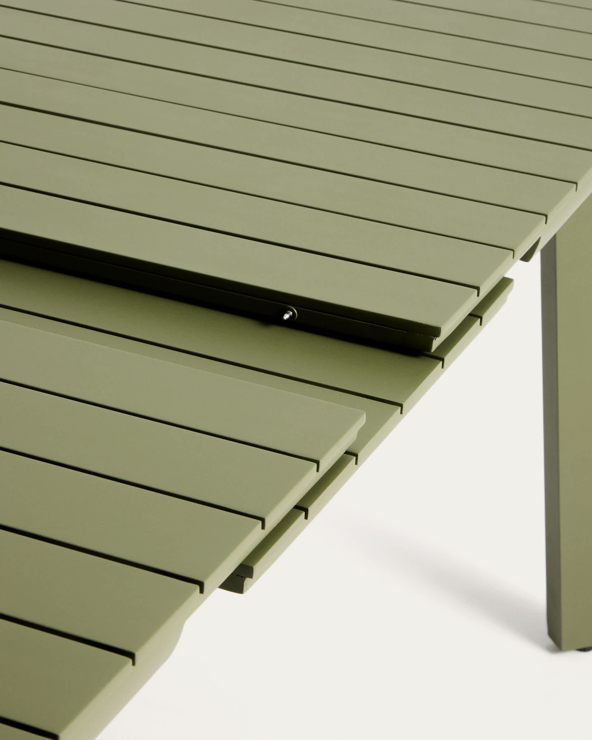 Izola extendable outdoor table in aluminium with green finish 185 (235) x 100cm
