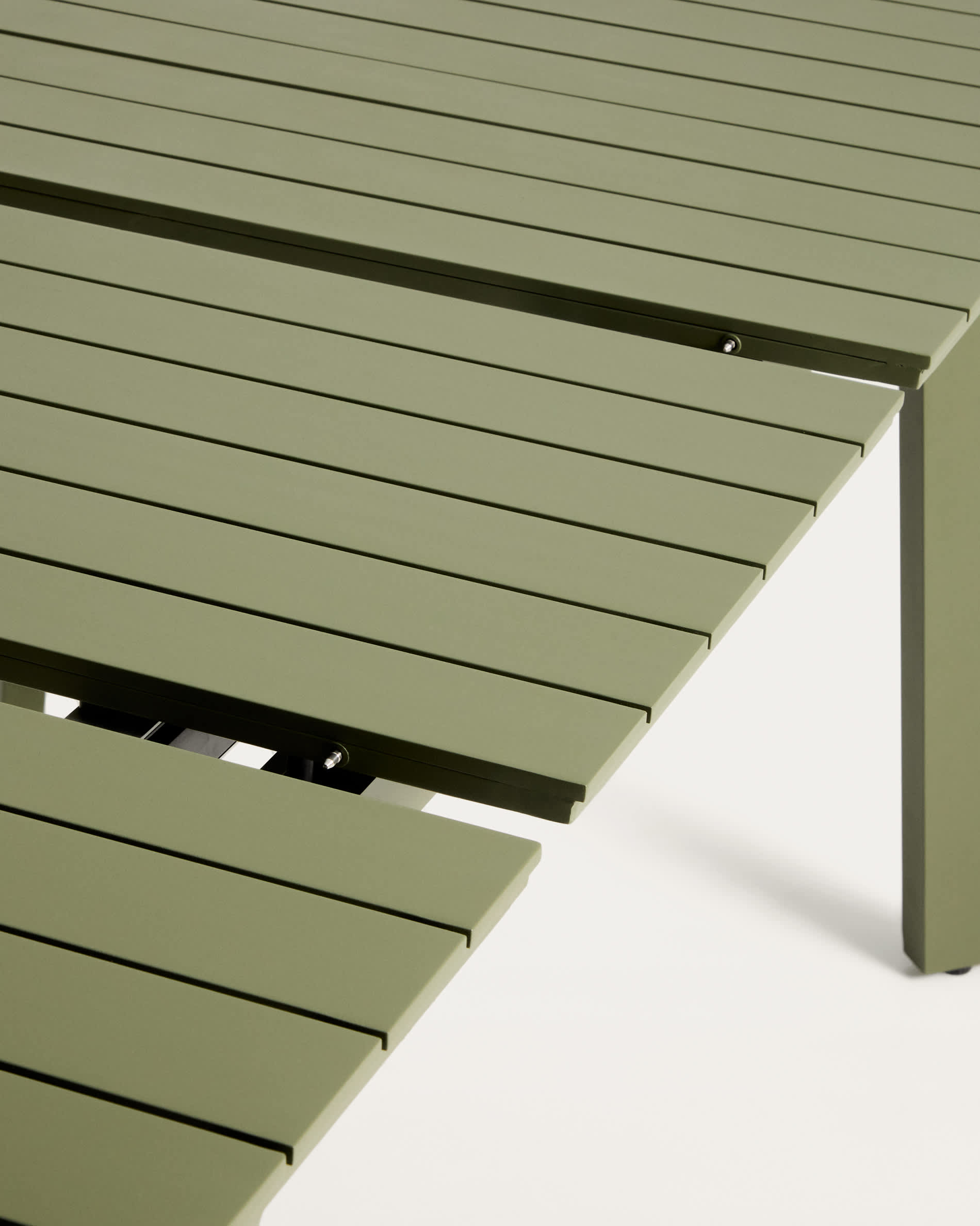 Izola extendable outdoor table in aluminium with green finish 185 (235) x 100cm