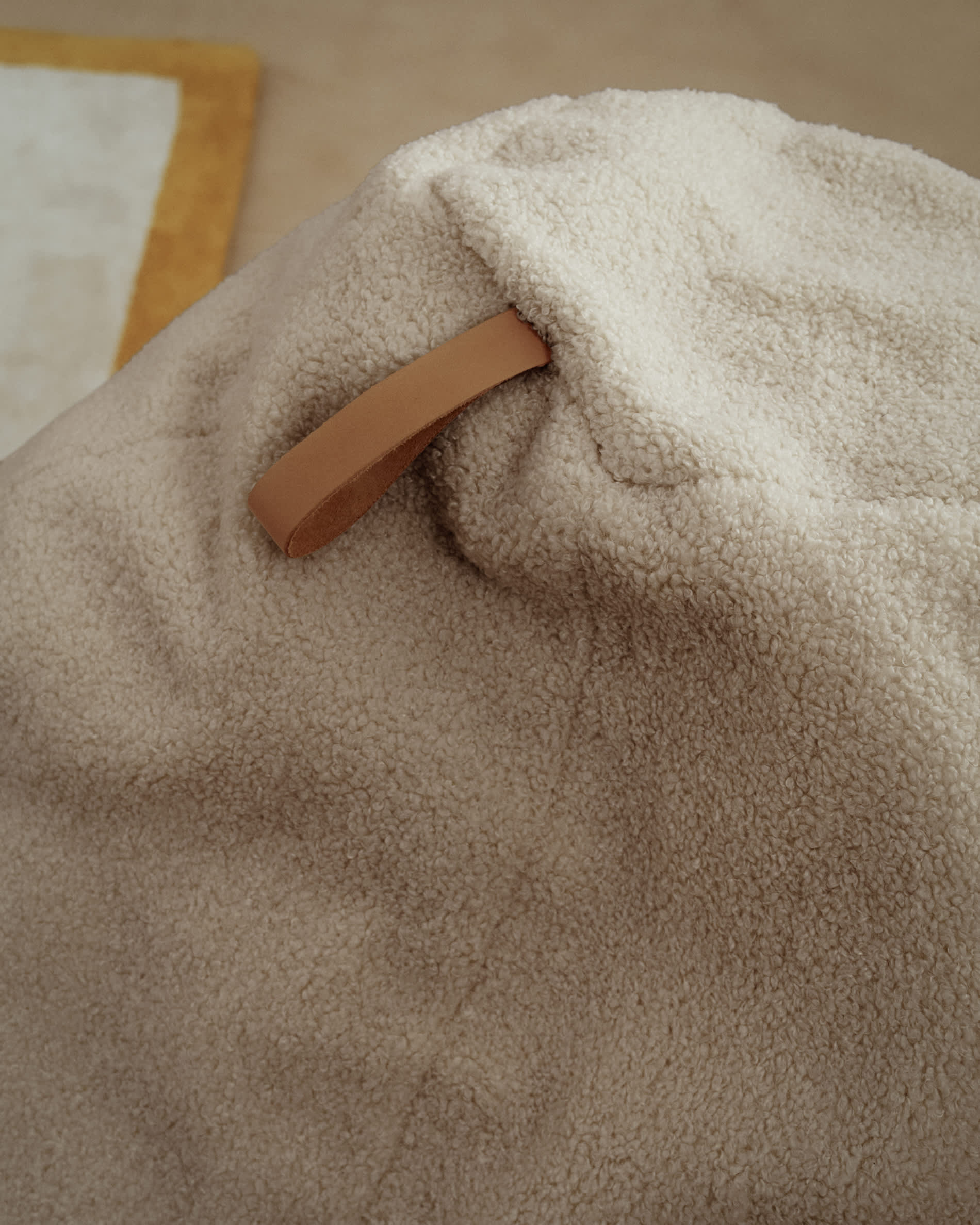 Vicka pouffe in beige bouclé, Ø 70 cm