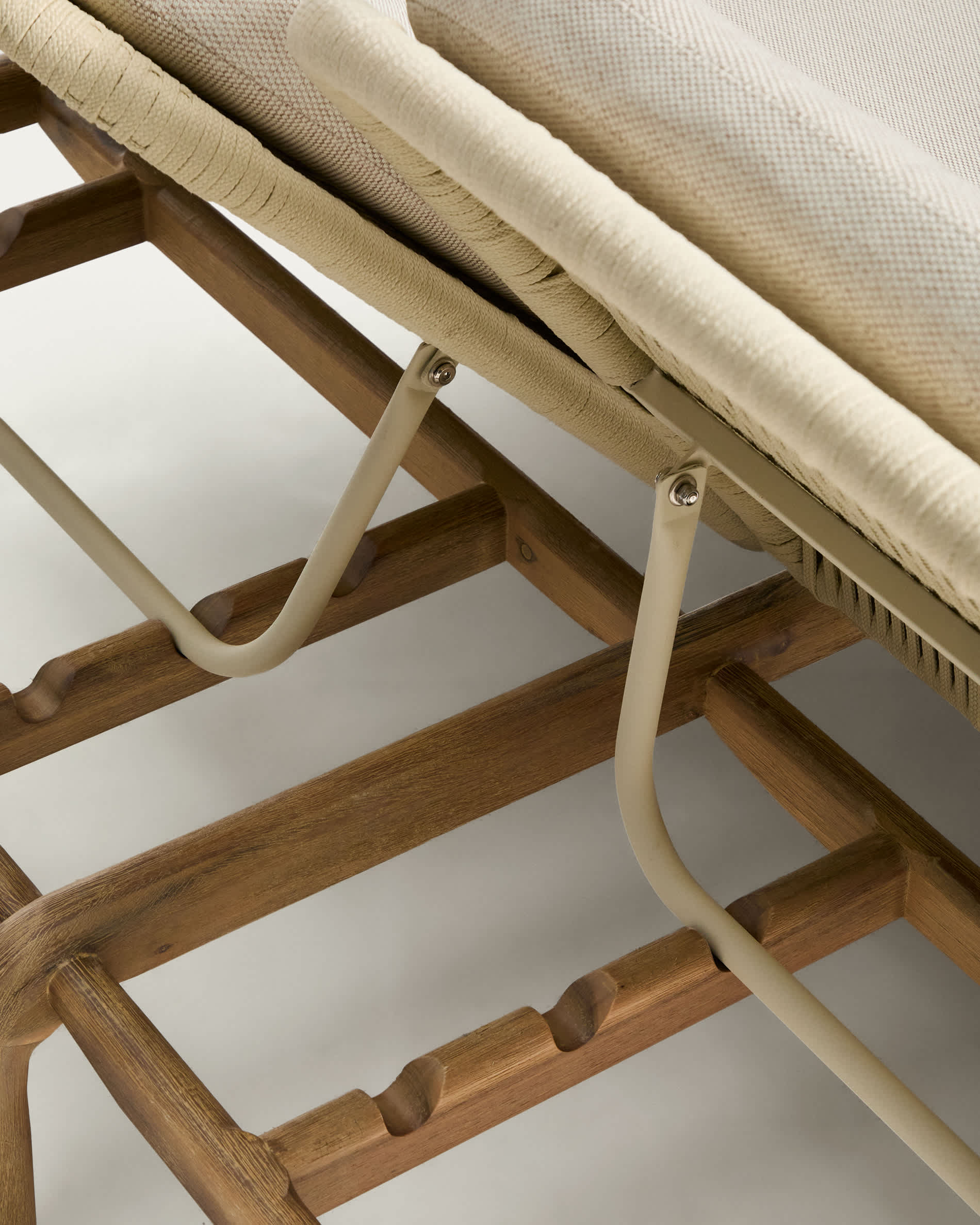 Alipa double sun lounger in FSC 100% solid acacia wood and ecru rope cord