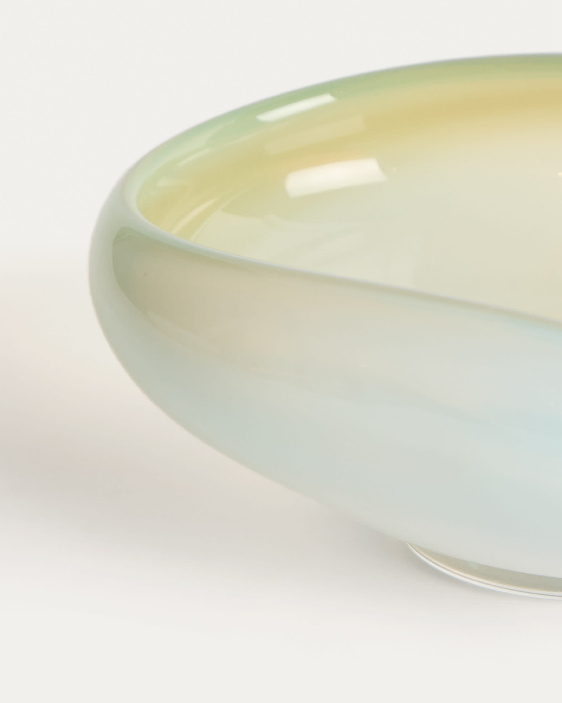 Nodila white glass centrepiece 19 x 14cm