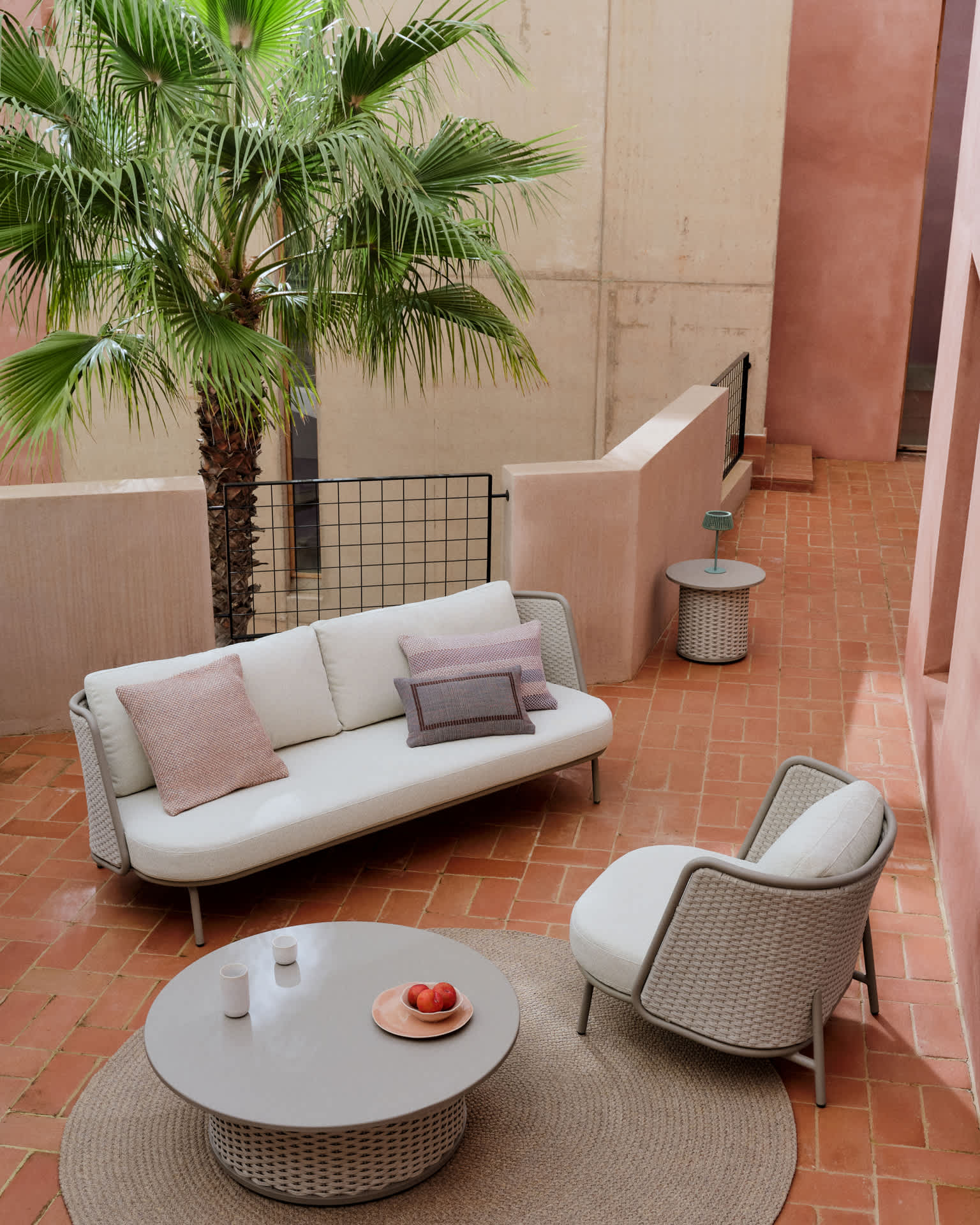 Sedalis outdoor coffee table in aluminium and taupe rope cord Ø99cm