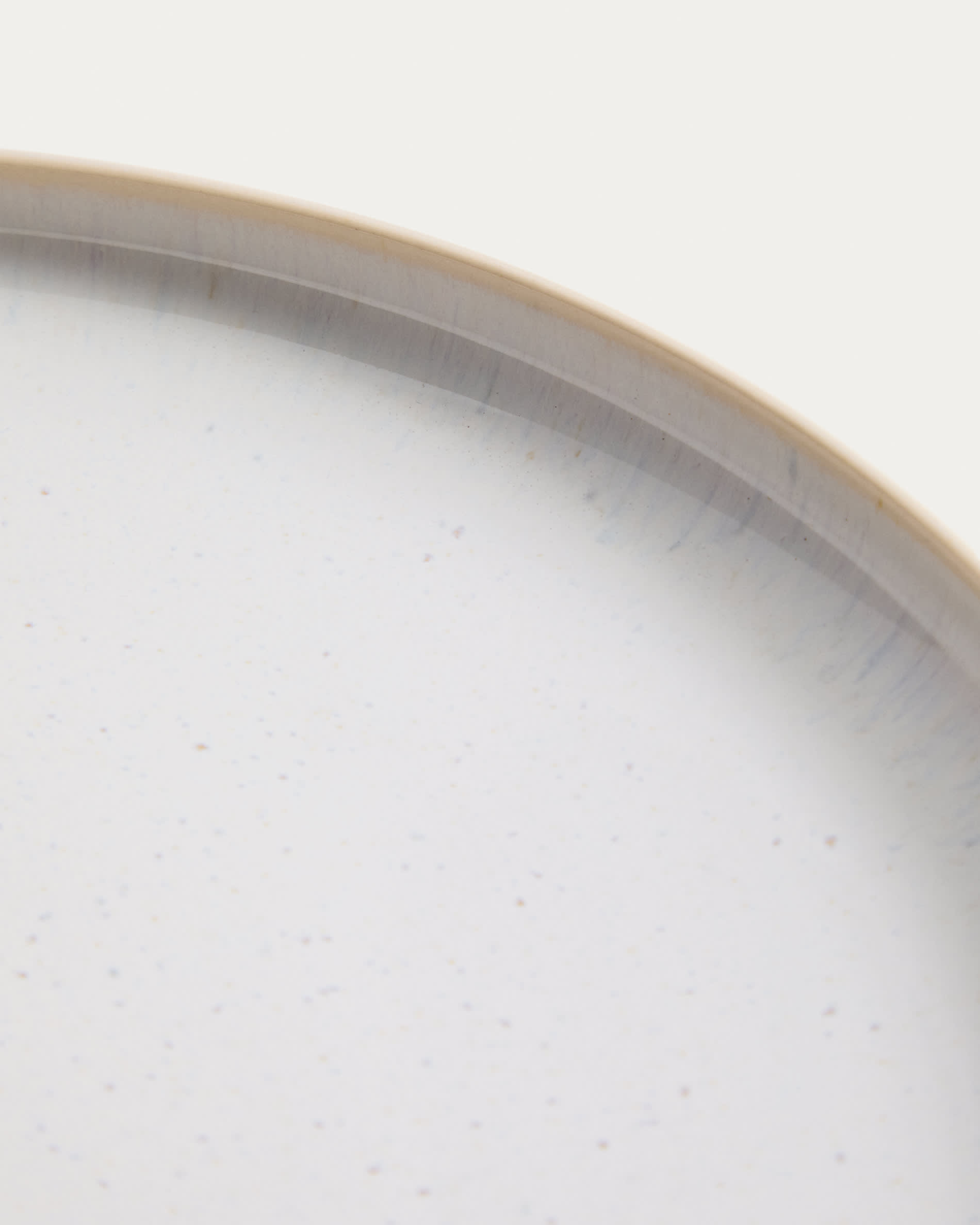 Uilo white ceramic plate