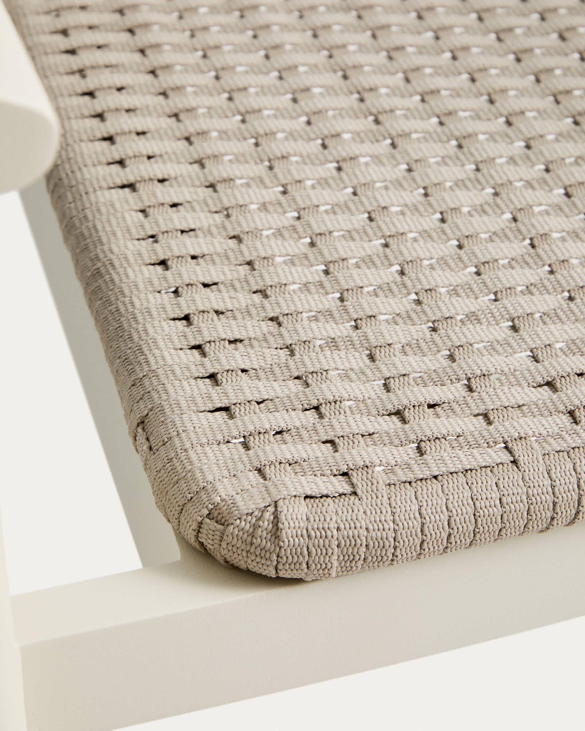 Erice stackable outdoor chair in aluminium and ecru rope