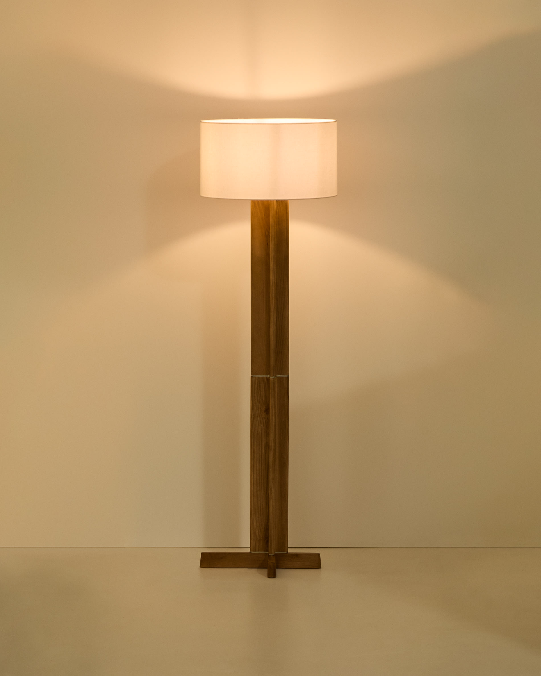 Niani floor lamp in rubber wood with natural finish and ivory-coloured cotton lamp shade