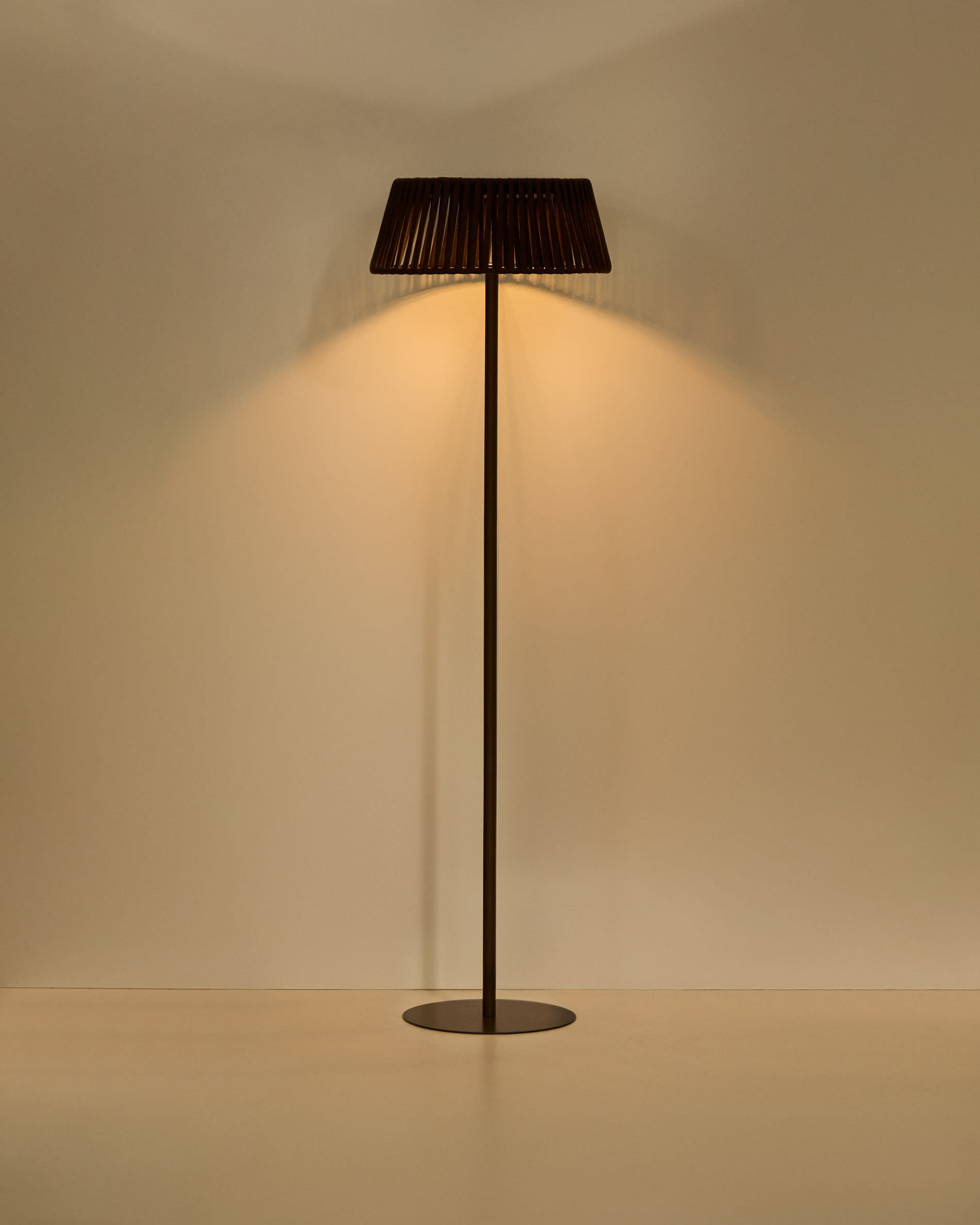 Aldet outdoor solar floor lamp in brown flat rope cord with metal base Ø46cm