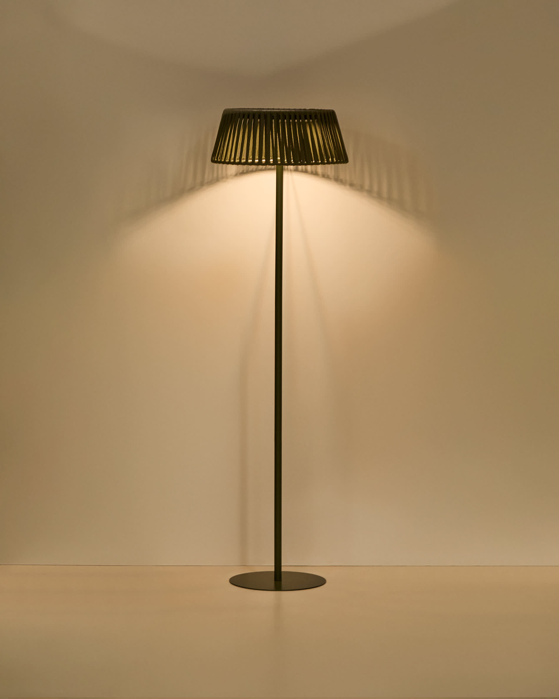 Aldet outdoor solar floor lamp in green flat rope cord with metal base Ø46cm