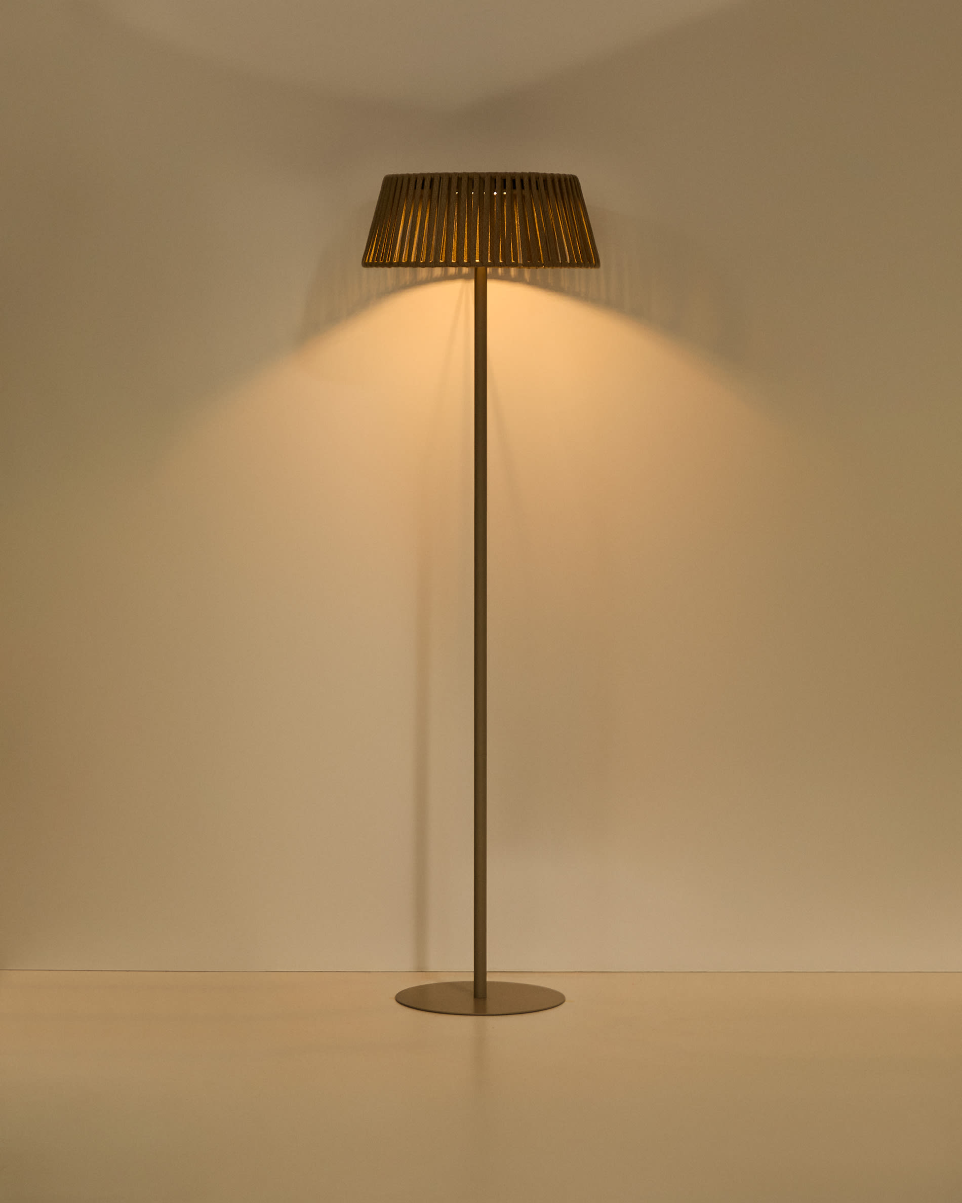 Aldet outdoor solar floor lamp in beige flat rope cord with metal base Ø46cm